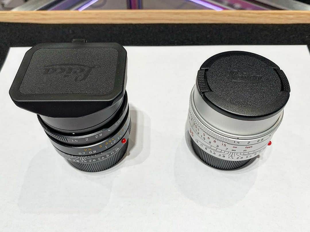 Omotecho Style Storeさんのインスタグラム写真 - (Omotecho Style StoreInstagram)「【Leica（ライカ）】 ライカM11 シルバー・クローム（商品番号：20203） ライカ ズミルックスM f1.4/35mm ASPH.〈NEW〉シルバー（商品番号：11727） ライカ ズミルックスM f1.4/35mm ASPH.ブラック（商品番号：11663）  ライカが長年培ってきた知識・技術・経験が詰まったカメラ『Mシリーズ』。 そのMシリーズの現行モデル『M11 シルバー・クローム』は、トップカバーの素材に真鍮を採用し、クラシカルな雰囲気に仕上がっています。  また、M11と合わせてご紹介するレンズは『ズミルックスM f1.4/35mm ASPH.〈NEW〉シルバー』。 ズミルックスM f1.4/35mmの新モデルで、現在お問合せを頂く事の多いレンズの一つ。  なお、上記レンズの一代前の『ズミルックスM f1.4/35mm ASPH.ブラック』も現在当店に在庫がございます。  来月11月3日(金)から12日(日)の10日間は、ライカイベントを催す予定にしています。 イベントにお越し頂くのと合わせて、ご検討頂ければと思います。  #ライカ #ライカカメラ #ライカm #ライカm11 #ライカm11シルバークローム  #カメラレンズ #ズミルックス #ズミルックス35mm  #表町スタイルストア #岡山表町 #岡山表町商店街  #leica #leicacamera #leicam11  #summlux #summlux35mm  #omotechostylestore #okayama」10月5日 17時07分 - omotechostylestore