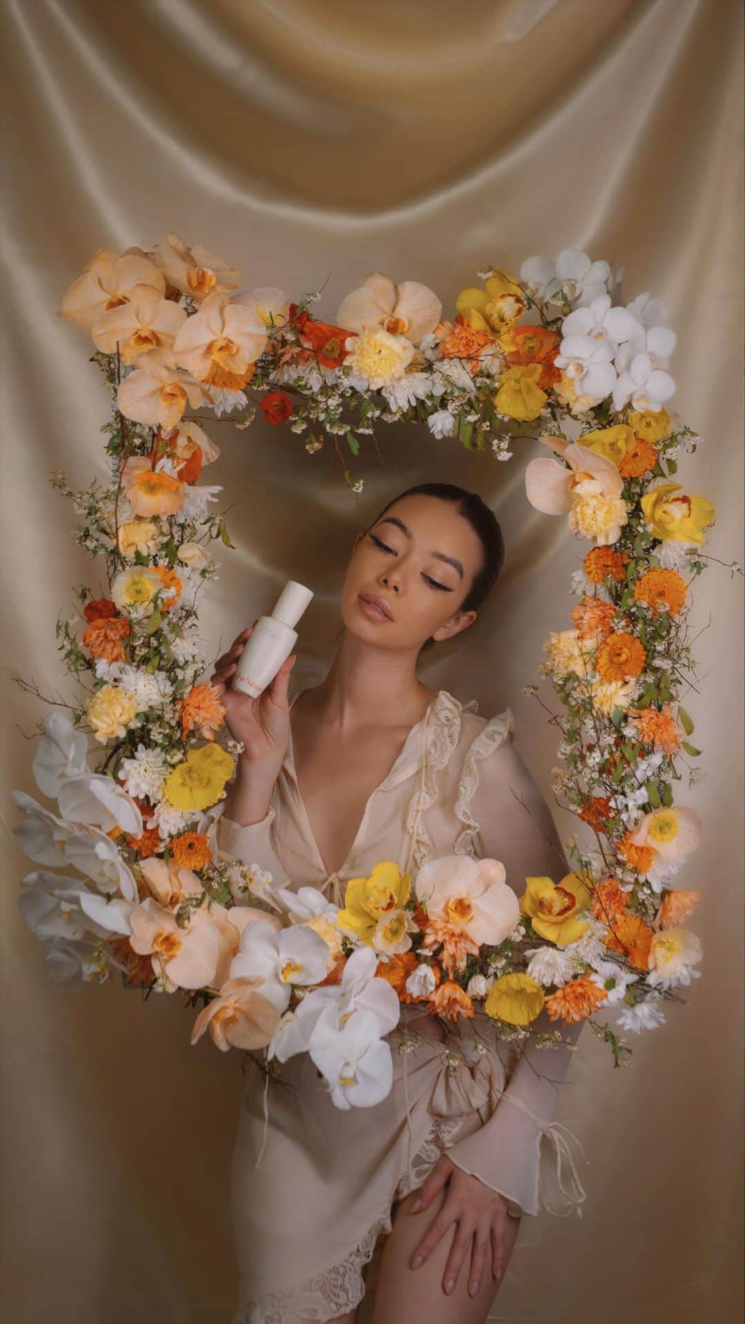 タラ・ミルクティーのインスタグラム：「Spring skin.  Meet radiant skin with Sulwhasoo’s New First Care Activating Serum VI. 🌸✨ Infused with precious ginseng, it’s your first step post-cleanse to boost your skin’s natural barrier and tackle those early signs of aging. Available to shop now at Sephora and Adore Beauty. #Sulwhasoo AD」