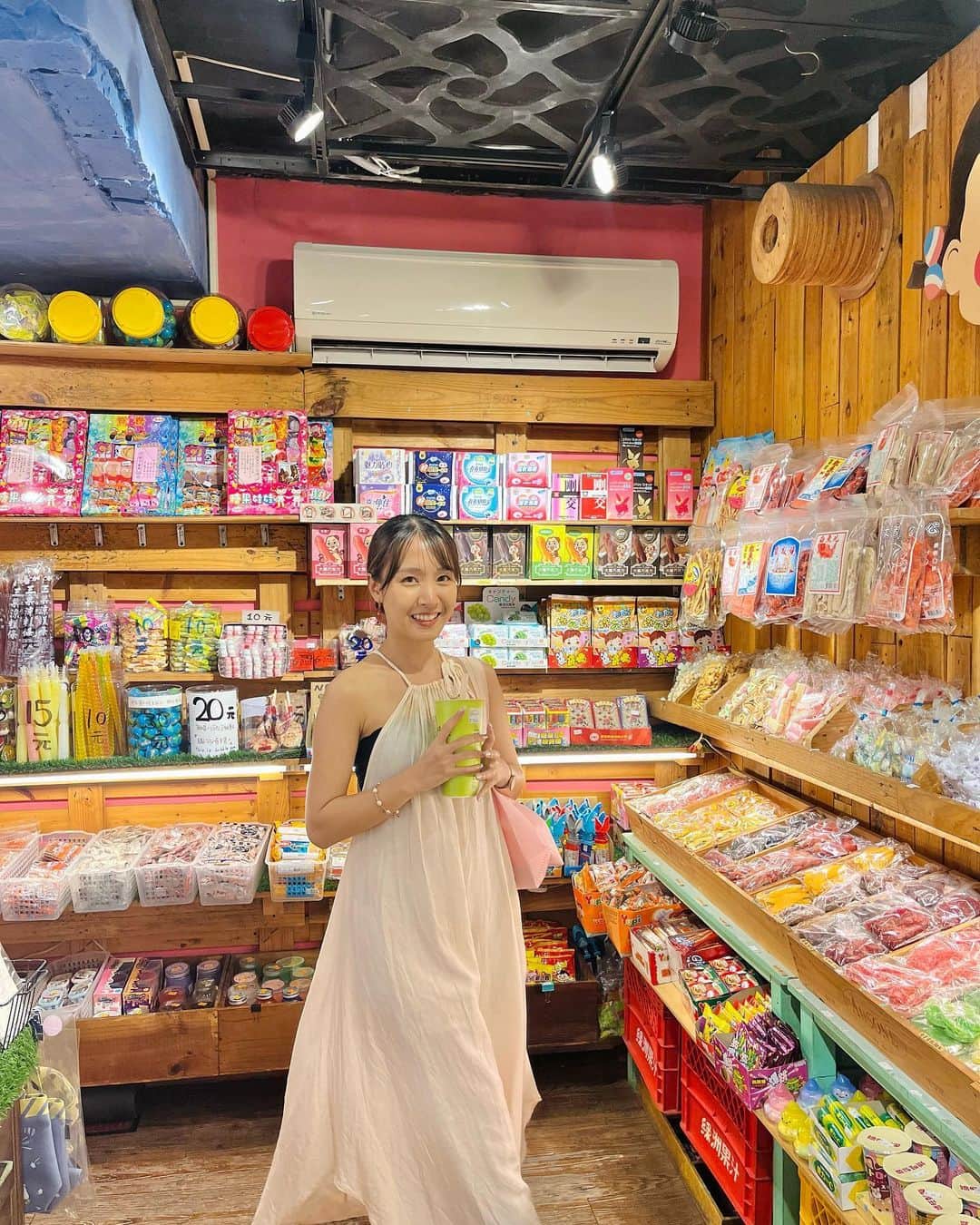 海老沢恵莉香のインスタグラム：「Penny candy store in Taiwan🇹🇼  台湾の駄菓子屋さん🍭 タピオカはこのサイズで270円  #taiwan #台湾 #淡水 #Tamsui」