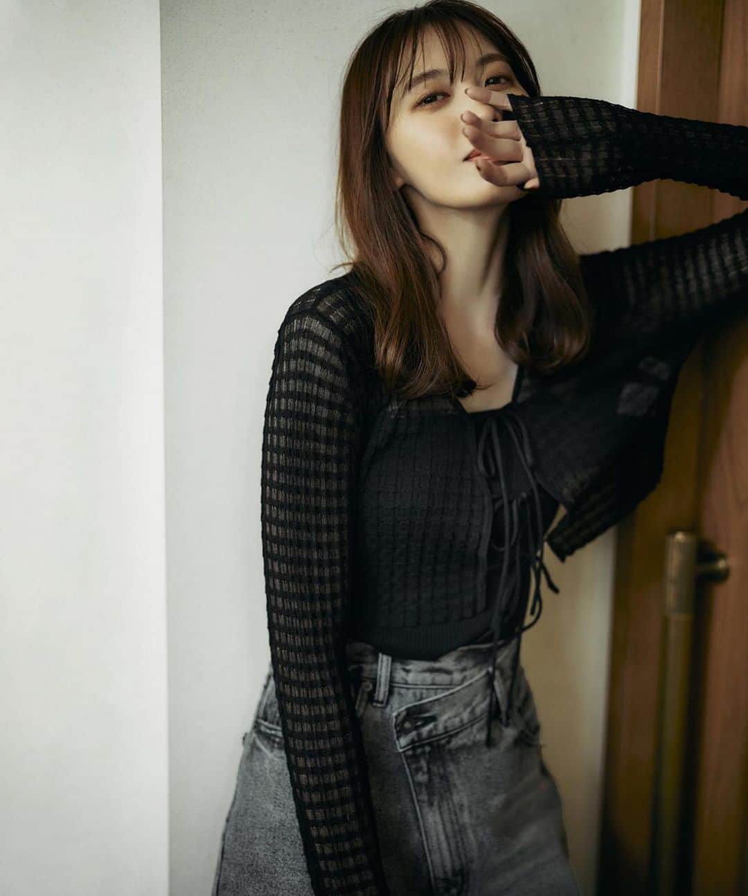 Fleur Fleurのインスタグラム：「[New Arrivals💙- coco deal] 秋冬季嘅天氣就係想着套裝set! 呢一套係一set嘅設計📚 背心同埋外套可以分開着 鍾意手䄂嘅透明格仔感覺  現貨有兩個顏色選擇 💙鮮藍色同埋黑色🖤  門市現貨發售🩷🩷🩷 All new arrivals 20%off!!!   初秋🍁一律有八折優惠 歡迎WhatsApp查詢🔍 購物滿港幣$2000 即可享免費順豐送貨服務🚚 watsapp: 5572-9458 銅鑼灣門市恩平道52號2樓A室（希慎廣場步行1分鐘）」
