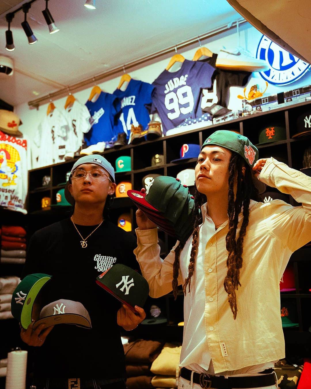 GROW AROUNDのインスタグラム：「#growaroundnewarrivals   今週もNEW ERA 59FIFTY FITTED別注シリーズの発売です！  今回はFTL SHINKIさんとヒップホップ・コレクティブ、夜猫族に所属するラッパー、Tade Dust さんにモデルをしていただきました✨  NEW YORK YANKEES 1975 WORLD SERIES DARK GREEN・MAROON/GREY UV  NEW YORK YANKEES 2000 WORLD SERIES GREY•NAVY/GREY UV  NEW YORK YANKEES 1999 WORLD SERIES GREEN/LIME UV  明日10/6(金) 渋谷店・オンライン12:00〜 お台場ダイバーシティ店・横浜ビブレ店11:00〜 3型発売です‼️  お見逃しなく🫱🏼‍🫲🏾✨」