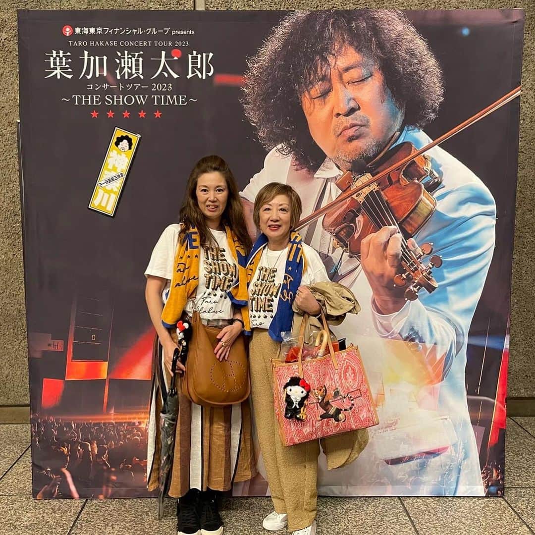 葉加瀬太郎のインスタグラム：「葉加瀬太郎コンサートツアー2023 THE SHOW TIME 神奈川県民ホール公演にいらして下さった皆さま、満員御礼㊗️ありがとうございました。 大好きなカナケンで最高に楽しく演奏できました〜  会場にいらした素敵な親子のお客様。 ショウタイムTシャツにたろちゃんタオルを秋の香り漂うブラウン系でコーディネートしてくださいました。ありがとう。 これからはこれが僕のコンサートのドレスコード？！  僕も当日のサウンドチェックで毎回着てますよ。 もちろんSHOW TIMEシスターズも！ この秋はぜひ、THE SHOW TIME初回限定盤のショウタイムTシャツを着て会いに来てね〜😆  楽屋には美味しいシチュー屋さんが登場。 ご当地ラーメン、中華街からの品々と楽屋の廊下がとても賑やかでした！  明日から仙台2デイズでお待ちしていま〜す👋  #葉加瀬太郎 #葉加瀬太郎コンサートツアー2023 #THESHOWTIME #神奈川県民ホール #横浜」