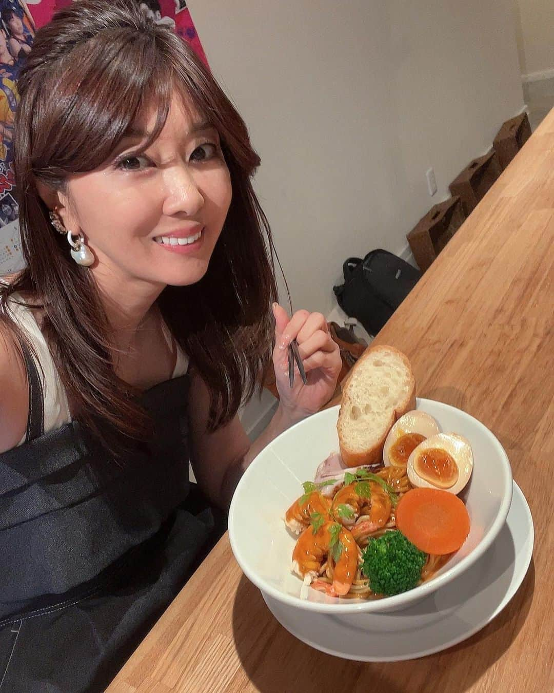 矢部美穂のインスタグラム：「先程取材先の『麺屋しん』にお邪魔させていただきお話はもちろんのことですが ラーメンをいただきました🍜 私が食べた看板メニューのエビと生クリームのまぜそば〜アメリケーヌソースと共に〜ですがラーメンというよりもパスタのような濃厚なソースがたまらないクセになる1品でしたよ♡  堀江シェフは元々フレンチをやられていたと言うこともあり考えられたメニューをみてもさすがだなぁと感じましたよ✨  ちなみにチャーシューは5日から7日間かけて真空低温調理で作られているそうです✨滋賀県大津市にありますので近くの方是非行かれてみてはいかがでしょうか？！♡  #麺屋しん #ラーメン #変わりラーメン #フレンチラーメン #滋賀県大津市 #40代 #矢部美穂」