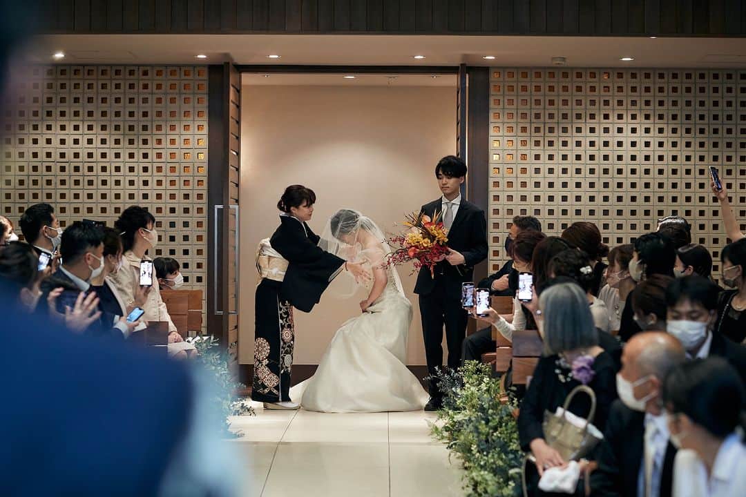 ラヴィ•ファクトリーさんのインスタグラム写真 - (ラヴィ•ファクトリーInstagram)「. 【写真で叶える結婚式】 . ゲストからの祝福を受け 幸せそうな表情のおふたり🎉 結婚式当日は一瞬一瞬が忘れられない思い出に...🕊️ . —————— ラヴィファクトリー:@fukuoka_laviephotography Photographer: @mmkweddingphoto AREA:JAPAN,FUKUOKA —————— @laviefactoryをフォローして #laviefactory #ラヴィファクトリー のハッシュタグをつけて お写真を投稿してみてくださいね✳︎ . こちらの公式IG（@laviefactory） で取り上げさせていただきます✨ . 思わず笑顔になれるハートのある 「家族写真」はラヴィクルール* >>>@laviecouleur_official . #wedding #weddingphotography #photo #ハートのある写真 #instawedding #結婚写真 #ウェディング #ウェディングフォト #撮影指示書 #ロケーションフォト #前撮り #写真好きな人と繋がりたい #フォトウェディング #卒花 #後撮り #ウェディングニュース #前撮り小物 #前撮りフォト #前撮りアイテム #ウェディング撮影 #撮影構図 #前撮りアイディア #撮影指示書 #花嫁コーディネート #花嫁コーデ #洋装ロケフォト #結婚式当日 #挙式レポ」10月5日 17時18分 - laviefactory