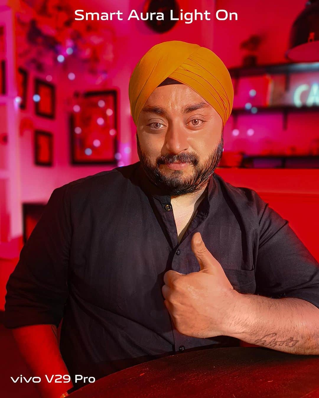 Karan Duaのインスタグラム：「Oye hoye hoye..le liya @vivo_india ka #MasterTheLight challenge..bola tha na kha jaonga. Is vivo V29 Series ka Night Portrait with Smart Aura Light kamaal hai..khud hi dekh lo comparison.. face bilkul natural lagta hai in any low light condition!  Food vlog choro, I am making a fun tutorial for you..jald aa raha hai..dekhte raho!  #vivoV29Series #DelightEveryMoment #ThePortraitMasterpiece #MasterTheLight #Ad」