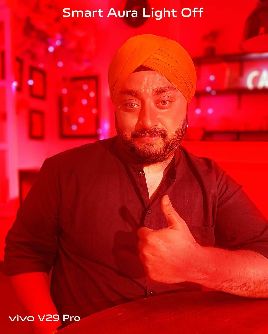 Karan Duaさんのインスタグラム写真 - (Karan DuaInstagram)「Oye hoye hoye..le liya @vivo_india ka #MasterTheLight challenge..bola tha na kha jaonga. Is vivo V29 Series ka Night Portrait with Smart Aura Light kamaal hai..khud hi dekh lo comparison.. face bilkul natural lagta hai in any low light condition!  Food vlog choro, I am making a fun tutorial for you..jald aa raha hai..dekhte raho!  #vivoV29Series #DelightEveryMoment #ThePortraitMasterpiece #MasterTheLight #Ad」10月5日 17時18分 - dilsefoodie