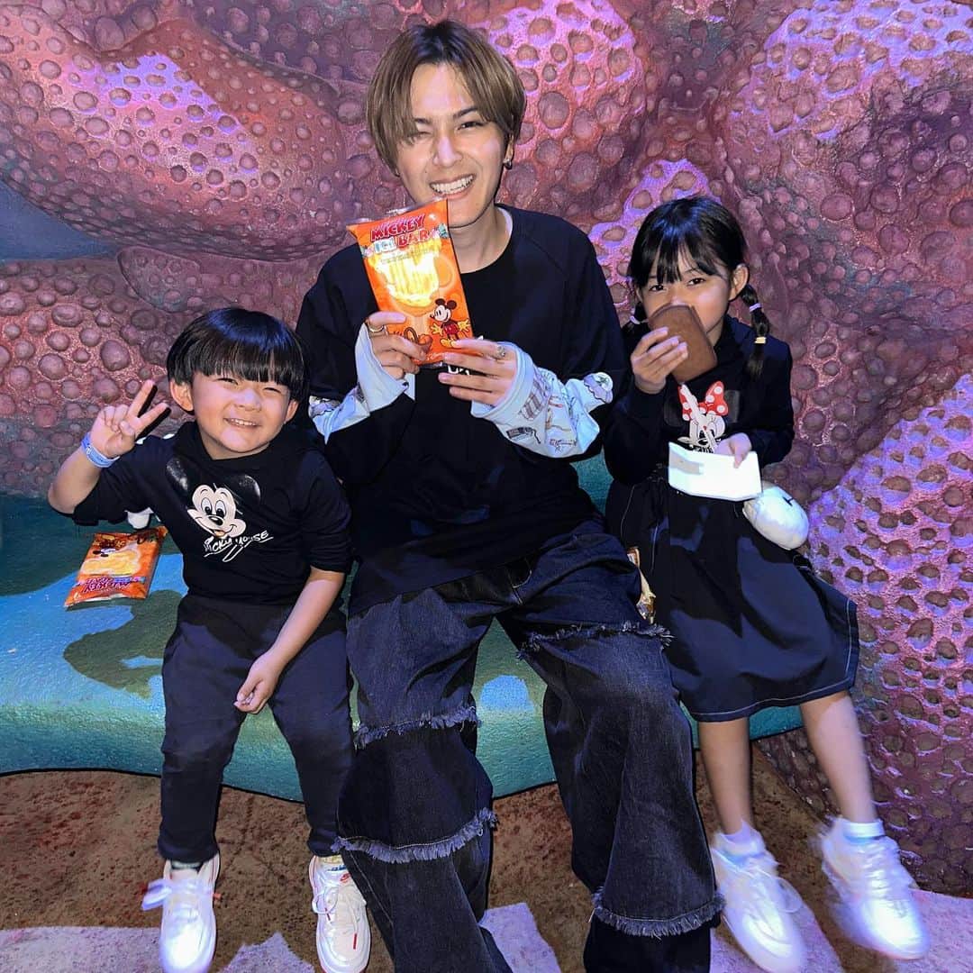 ゆずみつさんのインスタグラム写真 - (ゆずみつInstagram)「いくとくんとTDS🐝🐝🐝  ゆずみつてるの大好きなお兄ちゃん🥹🫶 たくさん遊んでもらって、抱っこしてもらって3人とも幸せそうでした☺️  いつもありがとう🥹 また遊ぼ🫶🫶🫶  @ikuto_0108   #ゆずみつ#ゆずみつてる#ゆずみつといっしょ #ディズニー #tds #ハロウィン#ディズニーハロウィン#おそろコーデ#リンクコーデ#ブラックコーデ」10月5日 17時18分 - 10siomi