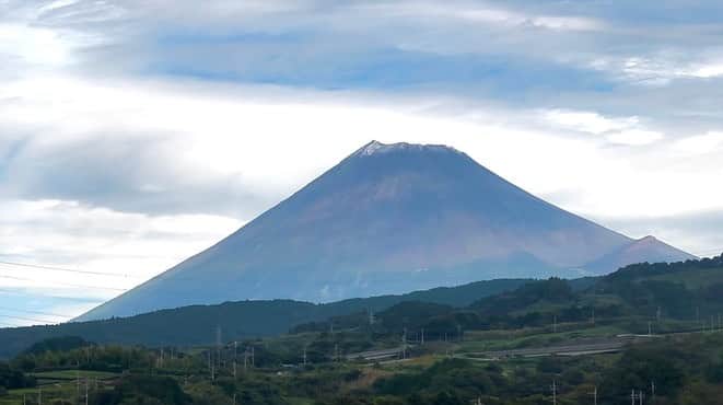 笠井信輔のインスタグラム：「今日、新幹線から見た富士山🗻  なんと、雪が！  調べてみたら、今日  初冠雪！！！  なんて、運が良いのでしょう！」