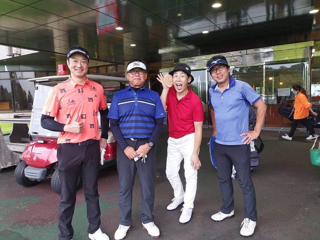 宮下純一のインスタグラム：「池谷直樹さん主催のサムライロックオーケストラゴルフコンペ🏌️‍♀️⛳️に参加させていただきました‼️マジシャンのマギー審司さんと同じ組で回らせていただきましたが本当に18Hずっと笑いっぱなしでスコアと裏腹なポジティブなコメントが超絶ツボりました笑笑　パーティーではマギーさんの懐かしの手品やSROメンバーによるアクロバティックなショーで楽しませてもらいました‼️直樹さんありがとうございました😄#サムライロックオーケストラ #ゴルフコンペ #マギー審司のびっくりデカ耳 #でっかくなっちゃった #トップは-9」