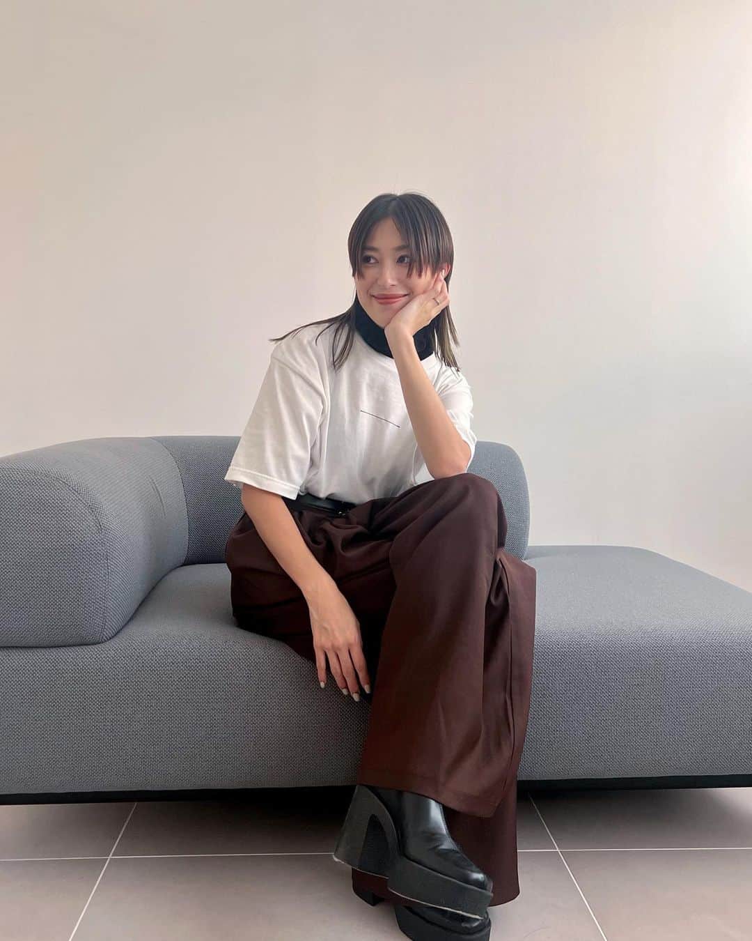 山本優希さんのインスタグラム写真 - (山本優希Instagram)「DMでユニバコーデが見たいと質問がきたのが頭の片隅にあったせいか今日の私服がユニバコーデだった。笑  ニット帽　@celine  bag @osoi_official  他　@sh_ki_jp   ユニバだろうがディズニーだろうがシティーだろうが基本は変わりませんが、ユニバなら少しラフに見えるようなアイテムを取り入れます🩶 例えばTシャツとか 寒く無いように今日はニット帽やニットのフリルネックウォーマーを合わせてます✨  本当、だいたい変わらないんだ、ごめんね🤣 足元もスニーカーより履き慣れたブーツ派。 スニーカーも履くよ、勿論!ナイキとか。 でも、身長盛りたいとかボトムはワイドを持ってくることが多いからバランスを取るためにもブーツかな✨  今日は楽しみにしていた撮影でした  んちゃ❤️  #私服#outfit#秋コーデ#ユニバコーデ  #sh_ki#シキ#フリルネックウォーマー#秋アイテム」10月5日 17時29分 - yyyukiyy