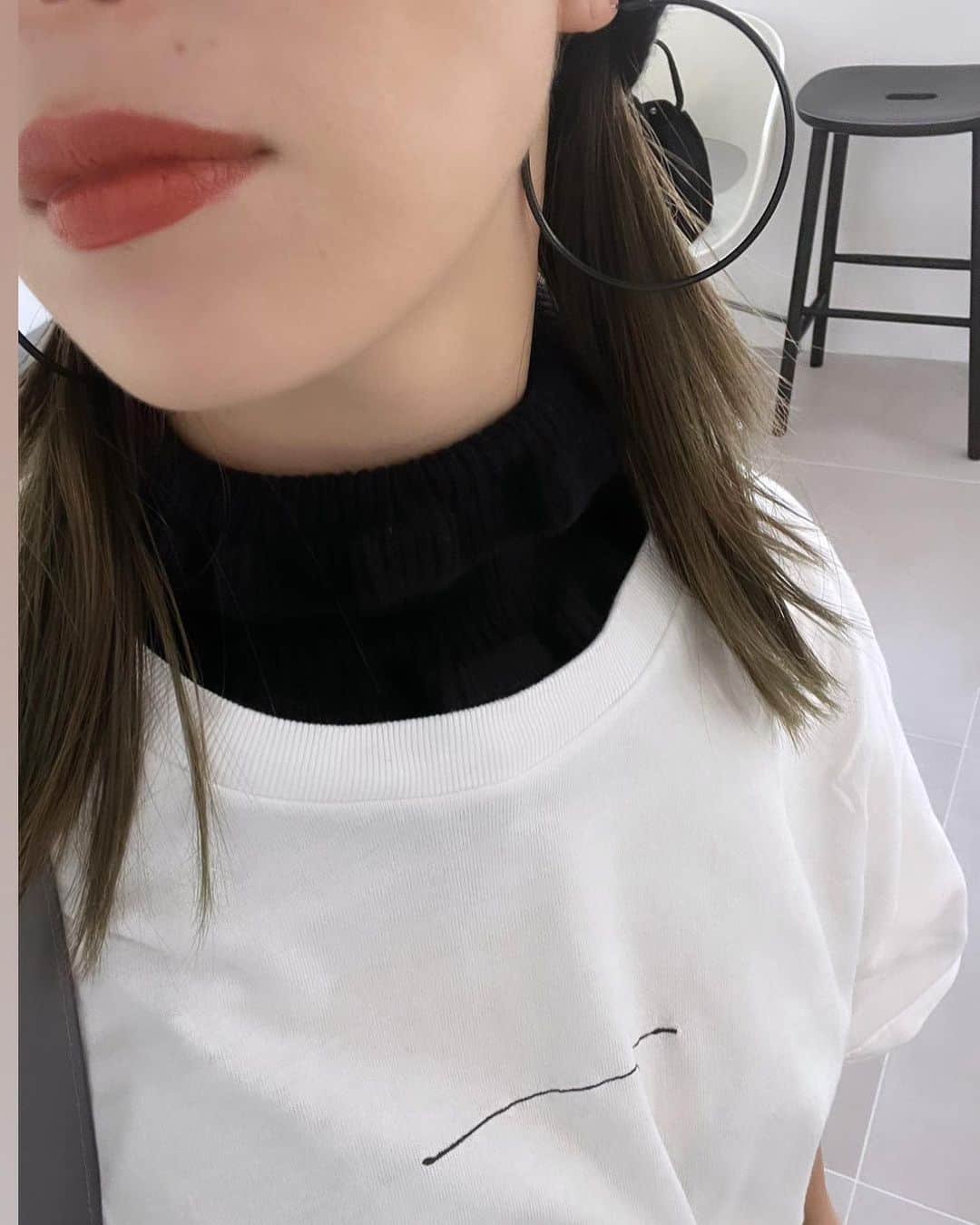 山本優希さんのインスタグラム写真 - (山本優希Instagram)「DMでユニバコーデが見たいと質問がきたのが頭の片隅にあったせいか今日の私服がユニバコーデだった。笑  ニット帽　@celine  bag @osoi_official  他　@sh_ki_jp   ユニバだろうがディズニーだろうがシティーだろうが基本は変わりませんが、ユニバなら少しラフに見えるようなアイテムを取り入れます🩶 例えばTシャツとか 寒く無いように今日はニット帽やニットのフリルネックウォーマーを合わせてます✨  本当、だいたい変わらないんだ、ごめんね🤣 足元もスニーカーより履き慣れたブーツ派。 スニーカーも履くよ、勿論!ナイキとか。 でも、身長盛りたいとかボトムはワイドを持ってくることが多いからバランスを取るためにもブーツかな✨  今日は楽しみにしていた撮影でした  んちゃ❤️  #私服#outfit#秋コーデ#ユニバコーデ  #sh_ki#シキ#フリルネックウォーマー#秋アイテム」10月5日 17時29分 - yyyukiyy
