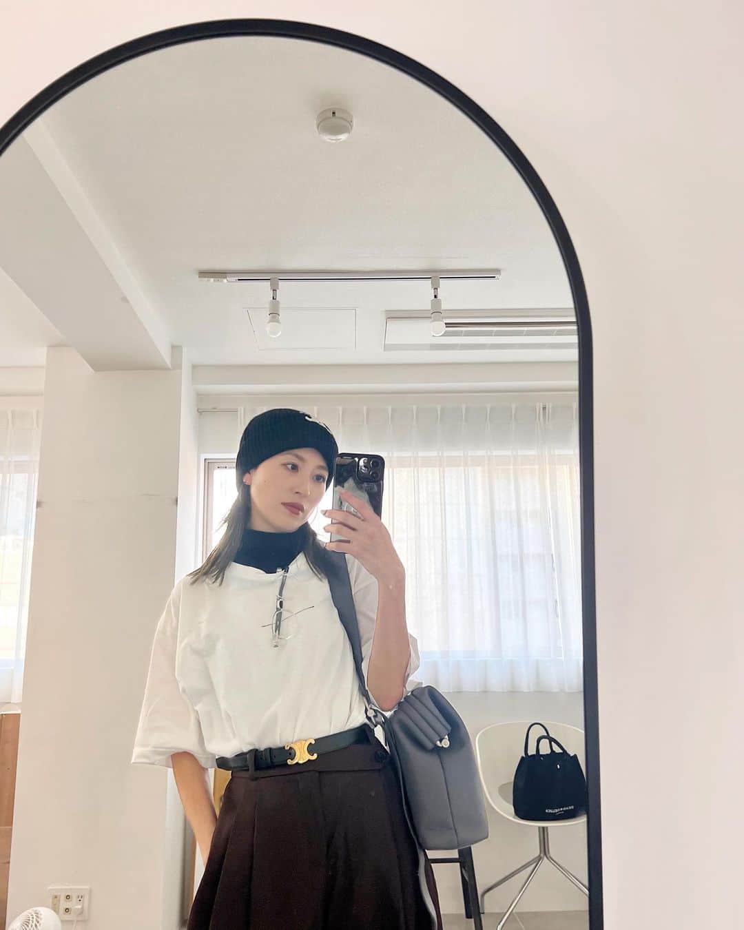 山本優希さんのインスタグラム写真 - (山本優希Instagram)「DMでユニバコーデが見たいと質問がきたのが頭の片隅にあったせいか今日の私服がユニバコーデだった。笑  ニット帽　@celine  bag @osoi_official  他　@sh_ki_jp   ユニバだろうがディズニーだろうがシティーだろうが基本は変わりませんが、ユニバなら少しラフに見えるようなアイテムを取り入れます🩶 例えばTシャツとか 寒く無いように今日はニット帽やニットのフリルネックウォーマーを合わせてます✨  本当、だいたい変わらないんだ、ごめんね🤣 足元もスニーカーより履き慣れたブーツ派。 スニーカーも履くよ、勿論!ナイキとか。 でも、身長盛りたいとかボトムはワイドを持ってくることが多いからバランスを取るためにもブーツかな✨  今日は楽しみにしていた撮影でした  んちゃ❤️  #私服#outfit#秋コーデ#ユニバコーデ  #sh_ki#シキ#フリルネックウォーマー#秋アイテム」10月5日 17時29分 - yyyukiyy
