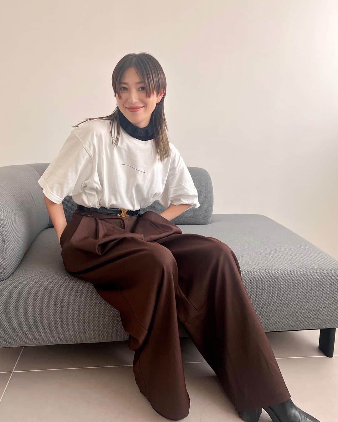 山本優希さんのインスタグラム写真 - (山本優希Instagram)「DMでユニバコーデが見たいと質問がきたのが頭の片隅にあったせいか今日の私服がユニバコーデだった。笑  ニット帽　@celine  bag @osoi_official  他　@sh_ki_jp   ユニバだろうがディズニーだろうがシティーだろうが基本は変わりませんが、ユニバなら少しラフに見えるようなアイテムを取り入れます🩶 例えばTシャツとか 寒く無いように今日はニット帽やニットのフリルネックウォーマーを合わせてます✨  本当、だいたい変わらないんだ、ごめんね🤣 足元もスニーカーより履き慣れたブーツ派。 スニーカーも履くよ、勿論!ナイキとか。 でも、身長盛りたいとかボトムはワイドを持ってくることが多いからバランスを取るためにもブーツかな✨  今日は楽しみにしていた撮影でした  んちゃ❤️  #私服#outfit#秋コーデ#ユニバコーデ  #sh_ki#シキ#フリルネックウォーマー#秋アイテム」10月5日 17時29分 - yyyukiyy
