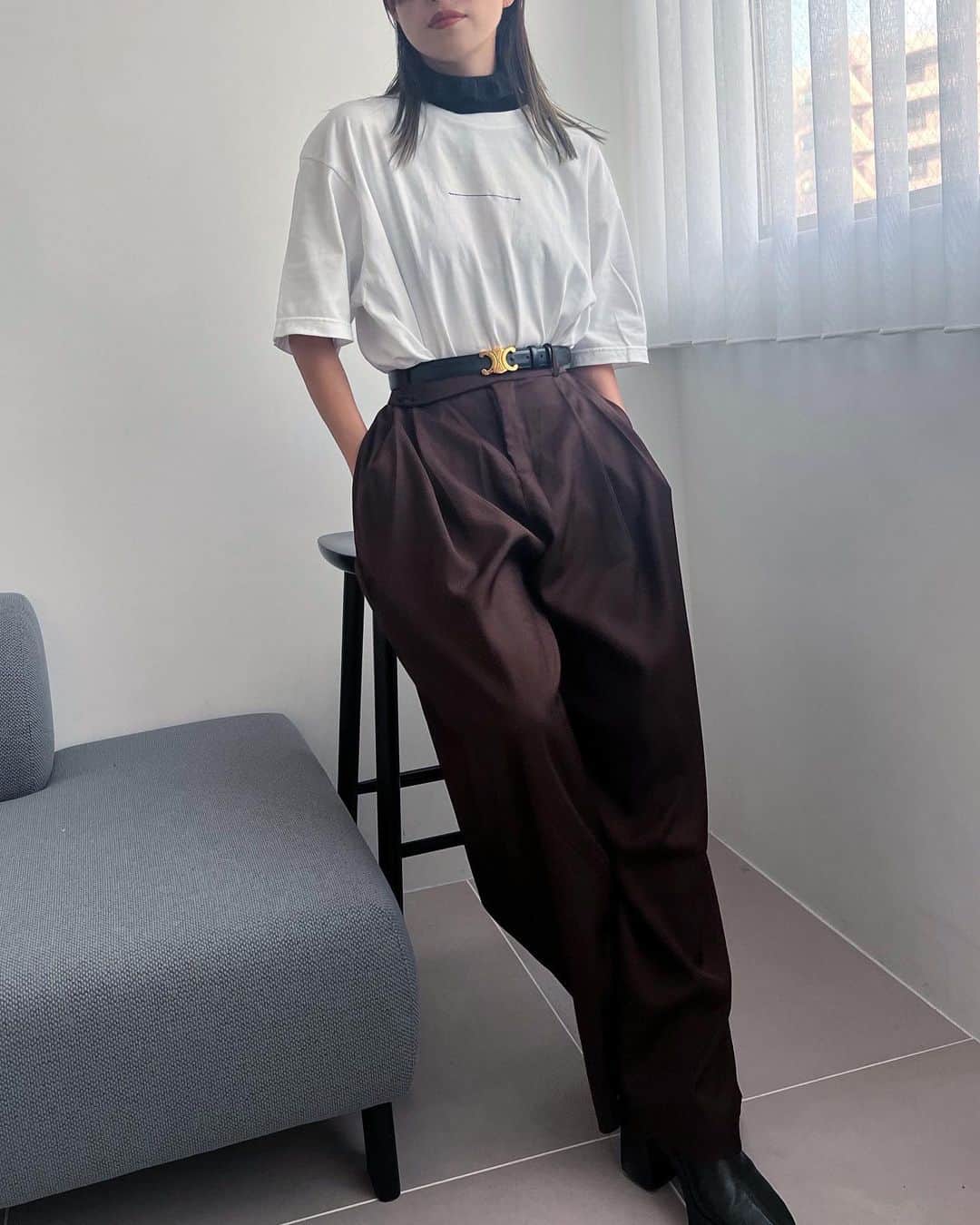 山本優希さんのインスタグラム写真 - (山本優希Instagram)「DMでユニバコーデが見たいと質問がきたのが頭の片隅にあったせいか今日の私服がユニバコーデだった。笑  ニット帽　@celine  bag @osoi_official  他　@sh_ki_jp   ユニバだろうがディズニーだろうがシティーだろうが基本は変わりませんが、ユニバなら少しラフに見えるようなアイテムを取り入れます🩶 例えばTシャツとか 寒く無いように今日はニット帽やニットのフリルネックウォーマーを合わせてます✨  本当、だいたい変わらないんだ、ごめんね🤣 足元もスニーカーより履き慣れたブーツ派。 スニーカーも履くよ、勿論!ナイキとか。 でも、身長盛りたいとかボトムはワイドを持ってくることが多いからバランスを取るためにもブーツかな✨  今日は楽しみにしていた撮影でした  んちゃ❤️  #私服#outfit#秋コーデ#ユニバコーデ  #sh_ki#シキ#フリルネックウォーマー#秋アイテム」10月5日 17時29分 - yyyukiyy