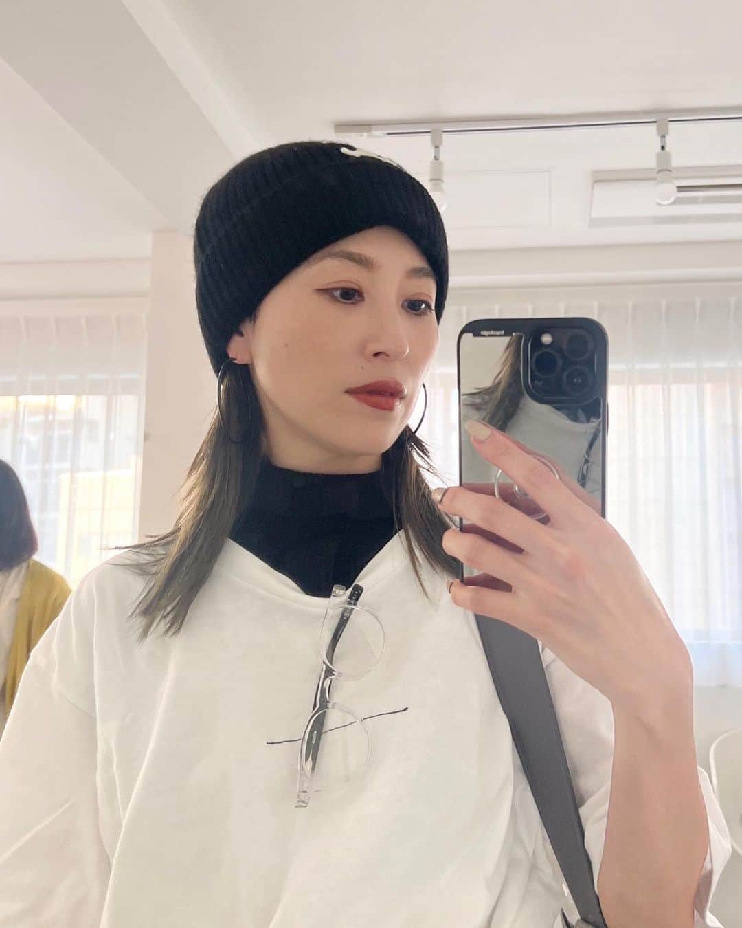 山本優希さんのインスタグラム写真 - (山本優希Instagram)「DMでユニバコーデが見たいと質問がきたのが頭の片隅にあったせいか今日の私服がユニバコーデだった。笑  ニット帽　@celine  bag @osoi_official  他　@sh_ki_jp   ユニバだろうがディズニーだろうがシティーだろうが基本は変わりませんが、ユニバなら少しラフに見えるようなアイテムを取り入れます🩶 例えばTシャツとか 寒く無いように今日はニット帽やニットのフリルネックウォーマーを合わせてます✨  本当、だいたい変わらないんだ、ごめんね🤣 足元もスニーカーより履き慣れたブーツ派。 スニーカーも履くよ、勿論!ナイキとか。 でも、身長盛りたいとかボトムはワイドを持ってくることが多いからバランスを取るためにもブーツかな✨  今日は楽しみにしていた撮影でした  んちゃ❤️  #私服#outfit#秋コーデ#ユニバコーデ  #sh_ki#シキ#フリルネックウォーマー#秋アイテム」10月5日 17時29分 - yyyukiyy