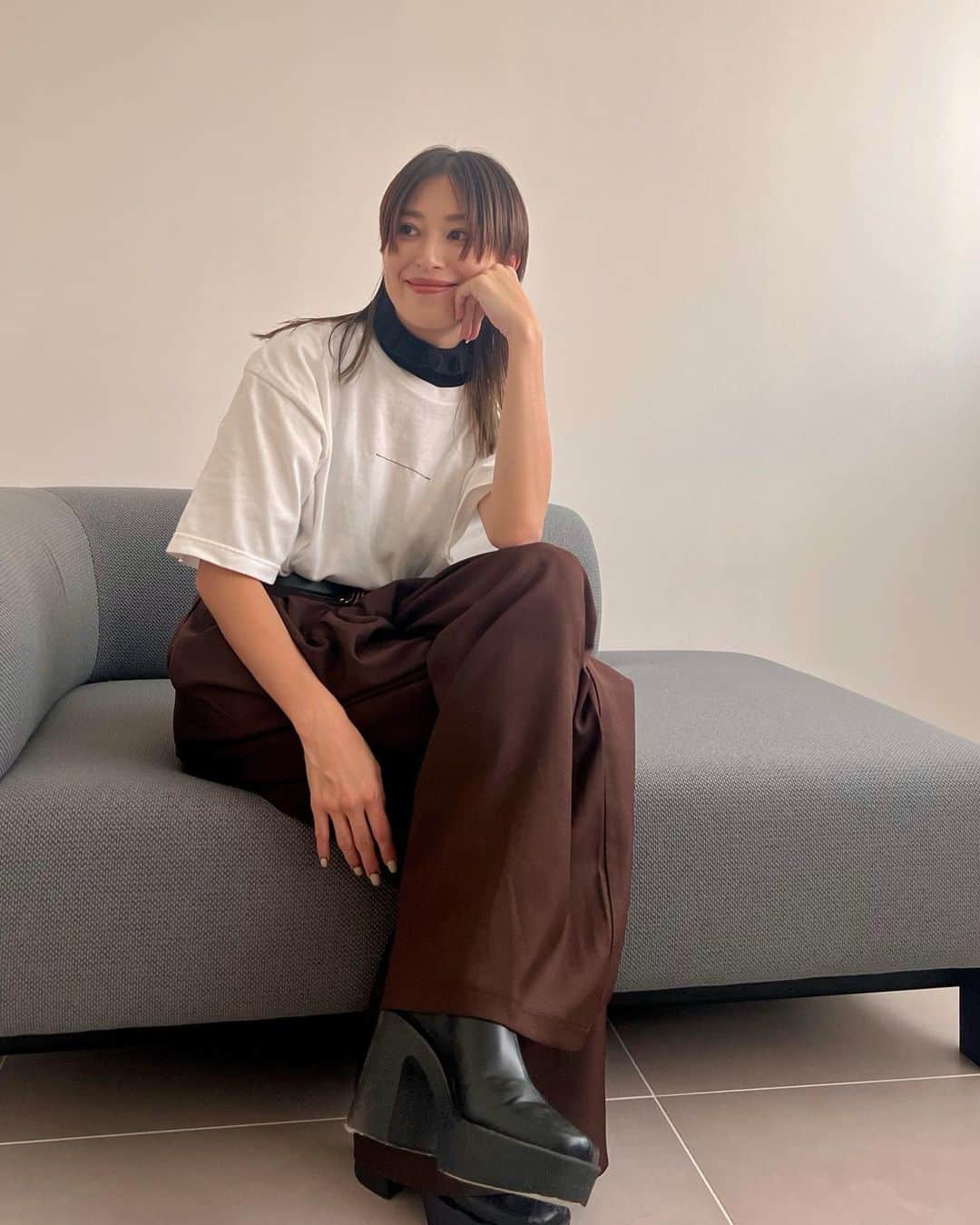 山本優希さんのインスタグラム写真 - (山本優希Instagram)「DMでユニバコーデが見たいと質問がきたのが頭の片隅にあったせいか今日の私服がユニバコーデだった。笑  ニット帽　@celine  bag @osoi_official  他　@sh_ki_jp   ユニバだろうがディズニーだろうがシティーだろうが基本は変わりませんが、ユニバなら少しラフに見えるようなアイテムを取り入れます🩶 例えばTシャツとか 寒く無いように今日はニット帽やニットのフリルネックウォーマーを合わせてます✨  本当、だいたい変わらないんだ、ごめんね🤣 足元もスニーカーより履き慣れたブーツ派。 スニーカーも履くよ、勿論!ナイキとか。 でも、身長盛りたいとかボトムはワイドを持ってくることが多いからバランスを取るためにもブーツかな✨  今日は楽しみにしていた撮影でした  んちゃ❤️  #私服#outfit#秋コーデ#ユニバコーデ  #sh_ki#シキ#フリルネックウォーマー#秋アイテム」10月5日 17時29分 - yyyukiyy