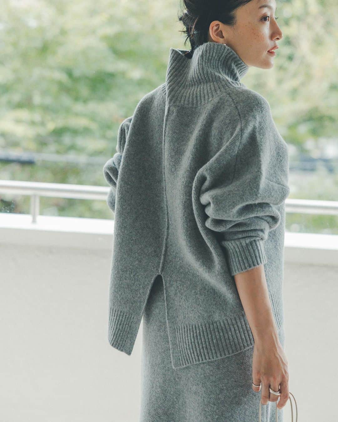 オブレクトのインスタグラム：「Miyako Takayama × oblekt いよいよ明日発売🌿  10/6（FRI）15:00-  release  高山都さんとの最新コラボアイテムが発売開始しました！ 今回は【季節を揺蕩う。服をまとう。】をテーマに、組み合わせ次第で、移ろう季節をまるごと楽しむアイテムたちです🌱 都さんのこだわりが沢山詰まっています✨   発売前から大変反響をいただいているニットアウターとストールのセットや、季節を感じられるツィードジャケット、ニットのセットアップなど、今すぐ着られて冬まで楽しめるアイテムが揃います✨  ✔︎畦ニットアウター&ストール ✔︎ツィードジャケット ✔︎ウールニットセットアップ  スペシャルサイトも公開中です✨  詳しくはoblekt 公式オンラインストアをご覧ください🌿  #oblekt #オブレクト #高山都 さん」