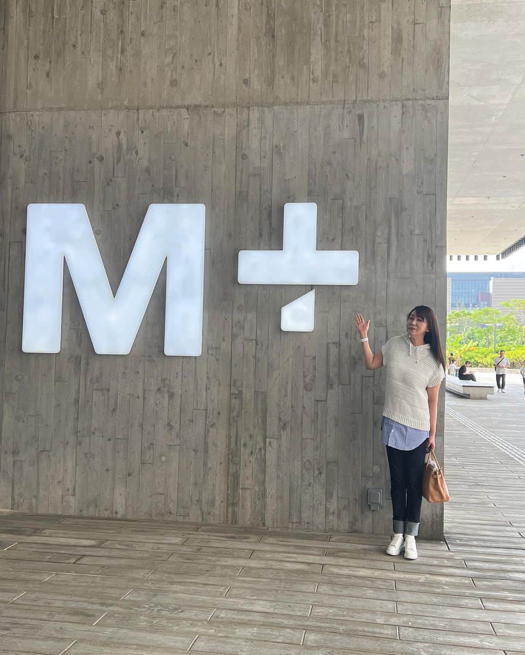 浅野ゆう子のインスタグラム：「2021年11月、香港　西九龍文化地区にオープンした最大級の世界的なヴィジュアル文化美術館  【M+】エムプラス  ぜひ一度いらしてみてください　^_^  #香港 #hongkong #美術館 #mプラス #1日じゃ回りきれない」