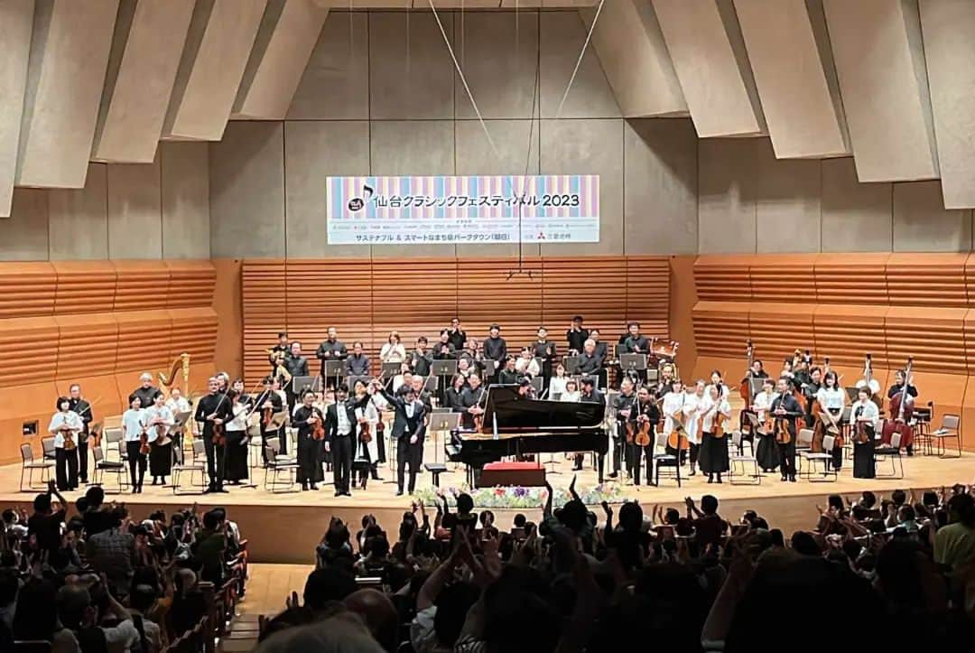 福間洸太朗のインスタグラム：「Souvenirs in Sendai It was a great experience to perform for the first time at the Sendai Classical Festival! Thank you very much to all the staff members, the audience and the fellow musicians!!   今回初参加でしたが、グランド・フィナーレという素晴らしい舞台で弾かせていただきとても光栄でした！ 『せんくら2023』にお越しくださった皆様、お世話になったスタッフ/スポンサーの皆様、仙台フィルの皆様、この音楽祭を一緒に盛り上げた音楽家の皆様、有難うございました＆お疲れ様でした❣🍻  photo 1-2 at Grand Finale Concert, in which I played Rach 2 with the Sendai Philharmoinc Orchestra & Shurihito Matsumoto  グランドフィナーレにて、松本宗利音さん指揮で仙台フィルとラフマニノフのピアノ協奏曲第２番を共演しました。  photo 3 At the Dress rehearsal, I asked a staff member to change the piano bench, because it was really low for me and hard to regulate the height. Then he took the bench away right before I started playing the introduction of Rach 2, and he brought the other bench which was too high for me! It was quite funny to see me trying to adjust the hight of the bench, while I was playing!😂  実は仙台フィルとのゲネプロでちょっと面白いプチハプニングがありました。 リハーサルを携帯で動画撮っていたので、許可をいただき、その部分だけファンクラブのMembersページより限定公開しました。  photo 4 at Gala Concert, I also did the moderator and introduced the pianists and programs.  ガラコンサートでは司会も務めました。時間が限られていたので、長く続く温かい拍手を遮るのは心苦しかったです。🙏  photo 5 with the wonderful young colleagues Kanon Matsuda, Fumiya Koido and Tomoharu Ushida 松田華音さん、小井土文哉さん、牛田智大さんと  photo 6 at Solo recital ソロリサイタルにて  photo 7 with the director of the festival organizer, Mr.MasahiroTsutsumi   主催・ジェスク音楽文化振興会の専務理事、 堤正浩さんと  photo 8 with Michiaki Ueno (cello), Shurihito Matsumoto (conductor)  指揮の松本宗利音さん、チェロ上野通明さんと  photo 9 with friend-musicians at backstage Susumu Aoyagi (piano), Mai Washio (soprano), Kyoko Yonemoto (violin), Yuya Tsuda (piano), Yusuke Takahashi (piano), Miho Kamiya (violin)  バックステージにて音楽家の友人達と 青柳晋さん、鷲尾麻衣さん、米元響子さん、津田裕也さん、高橋優介さん、神谷未穂さん  photo 10 with fellow pianists Hibiki Tamura, Fumiya Koido 田村響くん、小井戸文哉くんと飲みに行きました。  #Sendai #SendaiClassicFestival #SendaiPhilharmonicOrchestra #Rachmaninoff #Rachmaninov #musicianslife #KanonMatsuda #FumiyaKoido #TomoharuUshida #ShurihitoMatsumoto #仙台 #せんくら #仙台フィル #松田華音 #小井土文哉 #牛田智大 #松本宗利音」