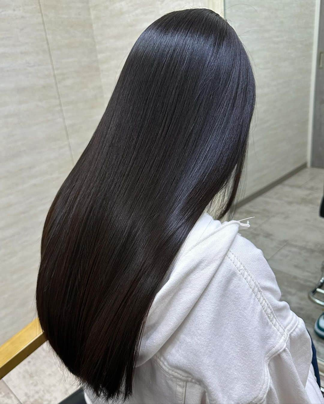 林檎蜜紀のインスタグラム：「💇‍♀️美髪メンテ💇‍♀️  髪も爪も肌もストレス大敵 最近は遠征にもシャンプーとトリートメントとドライヤーとコテもっていかなきゃ、、とかしてるから 荷物が重い！（笑）  今月もありがとうございました😊 池袋のオールウェイズ　白戸さん指名です  https://beauty.hotpepper.jp/slnH000592264/blog/bidA065372730.html?stylistId=T000781810  #美髪ケア  #縮毛矯正じゃない  #黒髪ロングストレート  #艶々髪  #極上トリートメント」