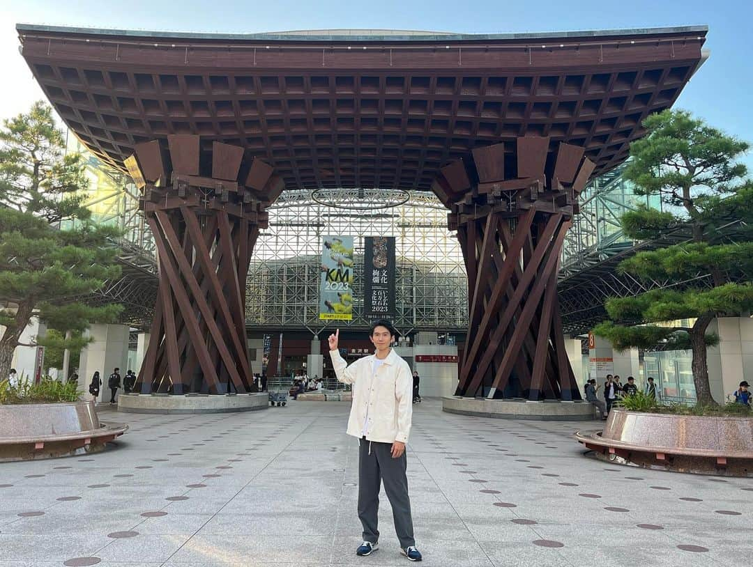 渡部純平さんのインスタグラム写真 - (渡部純平Instagram)「First time visit Kanazawa🚄💫  仕事で初めて訪れた金沢は天気にも恵まれ良い氣が溢れてた。写真のモニュメントは雨や雪が多い金沢に訪れた人のために駅を降りた人に傘を差し出す #おもてなしの心 をコンセプトに出来たみたいです👏またゆっくり来たいな。 撮影終わりにサクッと和洋漢の建築様式が用いられてる尾山神社へ⛩️祀られてる前田利家公はその勝負強さから勝負運にご利益があるとか😎笑 次回来るときは兼六園や金沢城も訪れたいな。  すっかり過ごしやすい季節🍂  #kanazawa #Ishikawa#金沢#石川#尾山神社#前田利家#勝負強さ#兼六園#金沢城#歴史#和洋漢feel#lifestyle#actor#model#yoga#meditation#japantrip#photooftheday#junpeiwatanabe#渡部純平」10月5日 17時27分 - junpei_wt7b