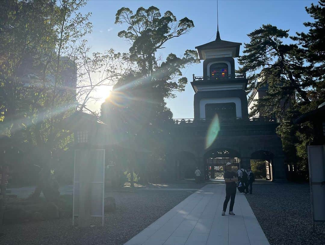 渡部純平さんのインスタグラム写真 - (渡部純平Instagram)「First time visit Kanazawa🚄💫  仕事で初めて訪れた金沢は天気にも恵まれ良い氣が溢れてた。写真のモニュメントは雨や雪が多い金沢に訪れた人のために駅を降りた人に傘を差し出す #おもてなしの心 をコンセプトに出来たみたいです👏またゆっくり来たいな。 撮影終わりにサクッと和洋漢の建築様式が用いられてる尾山神社へ⛩️祀られてる前田利家公はその勝負強さから勝負運にご利益があるとか😎笑 次回来るときは兼六園や金沢城も訪れたいな。  すっかり過ごしやすい季節🍂  #kanazawa #Ishikawa#金沢#石川#尾山神社#前田利家#勝負強さ#兼六園#金沢城#歴史#和洋漢feel#lifestyle#actor#model#yoga#meditation#japantrip#photooftheday#junpeiwatanabe#渡部純平」10月5日 17時27分 - junpei_wt7b