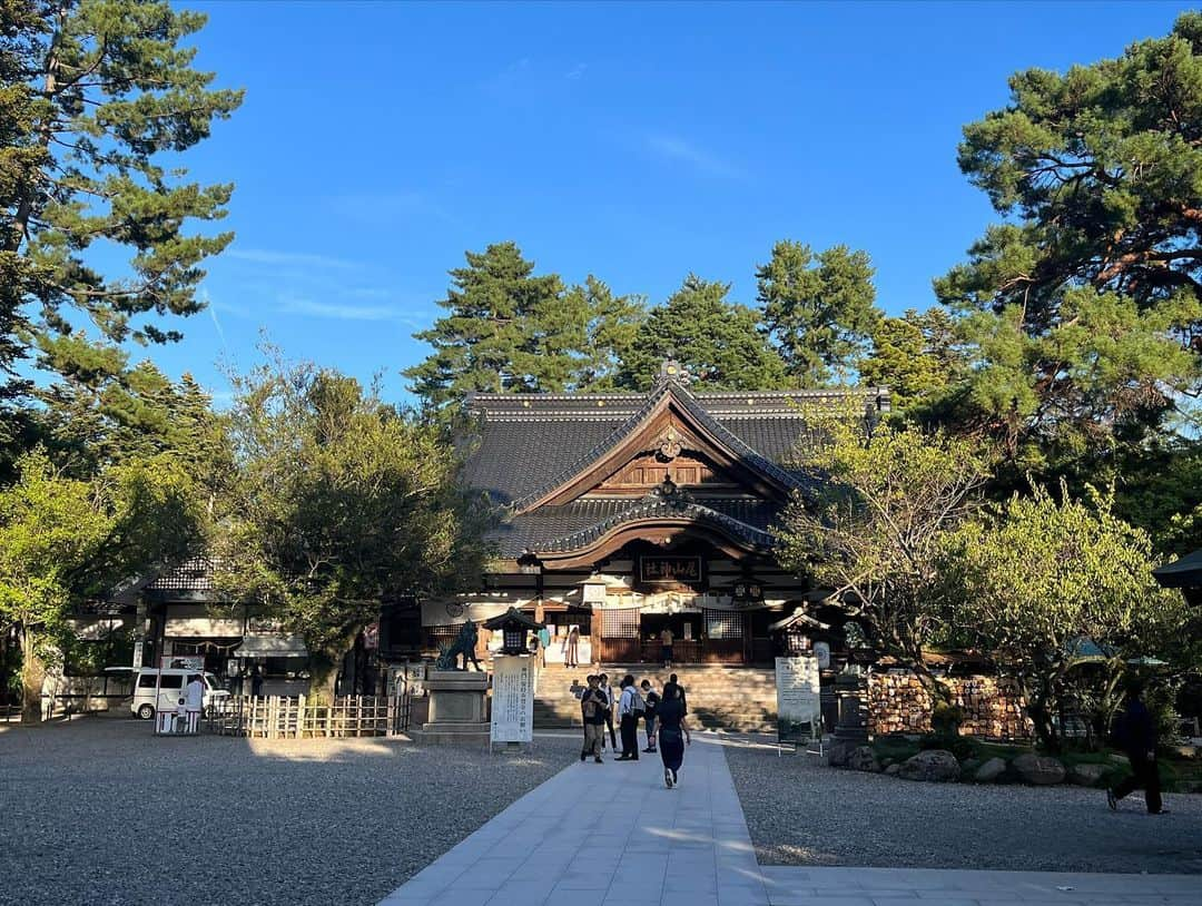 渡部純平さんのインスタグラム写真 - (渡部純平Instagram)「First time visit Kanazawa🚄💫  仕事で初めて訪れた金沢は天気にも恵まれ良い氣が溢れてた。写真のモニュメントは雨や雪が多い金沢に訪れた人のために駅を降りた人に傘を差し出す #おもてなしの心 をコンセプトに出来たみたいです👏またゆっくり来たいな。 撮影終わりにサクッと和洋漢の建築様式が用いられてる尾山神社へ⛩️祀られてる前田利家公はその勝負強さから勝負運にご利益があるとか😎笑 次回来るときは兼六園や金沢城も訪れたいな。  すっかり過ごしやすい季節🍂  #kanazawa #Ishikawa#金沢#石川#尾山神社#前田利家#勝負強さ#兼六園#金沢城#歴史#和洋漢feel#lifestyle#actor#model#yoga#meditation#japantrip#photooftheday#junpeiwatanabe#渡部純平」10月5日 17時27分 - junpei_wt7b