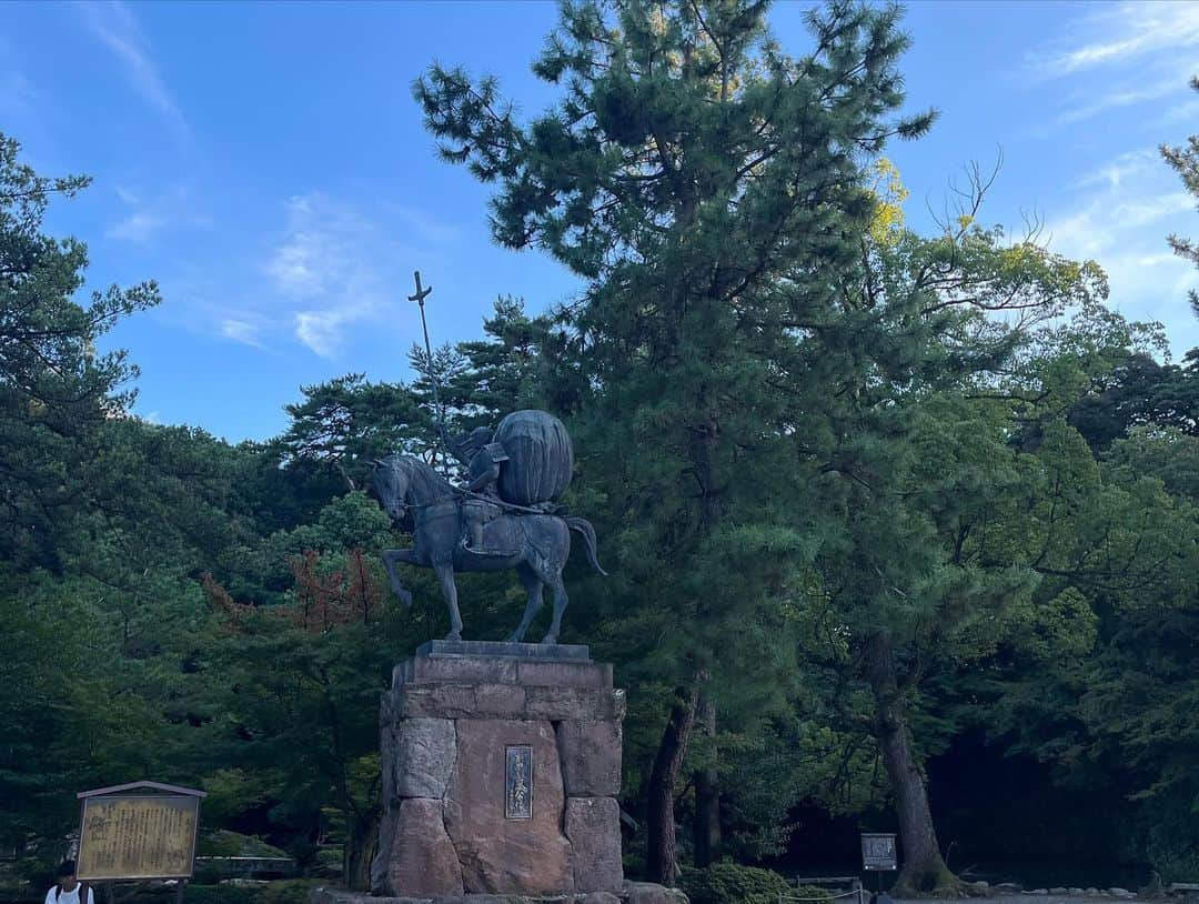 渡部純平さんのインスタグラム写真 - (渡部純平Instagram)「First time visit Kanazawa🚄💫  仕事で初めて訪れた金沢は天気にも恵まれ良い氣が溢れてた。写真のモニュメントは雨や雪が多い金沢に訪れた人のために駅を降りた人に傘を差し出す #おもてなしの心 をコンセプトに出来たみたいです👏またゆっくり来たいな。 撮影終わりにサクッと和洋漢の建築様式が用いられてる尾山神社へ⛩️祀られてる前田利家公はその勝負強さから勝負運にご利益があるとか😎笑 次回来るときは兼六園や金沢城も訪れたいな。  すっかり過ごしやすい季節🍂  #kanazawa #Ishikawa#金沢#石川#尾山神社#前田利家#勝負強さ#兼六園#金沢城#歴史#和洋漢feel#lifestyle#actor#model#yoga#meditation#japantrip#photooftheday#junpeiwatanabe#渡部純平」10月5日 17時27分 - junpei_wt7b