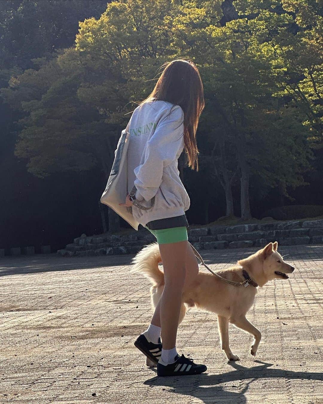 ユン・ヘジンのインスタグラム：「나이스 웨다~~ 아직도 그네가 젤 신나는 언니🤦🏻‍♀️」