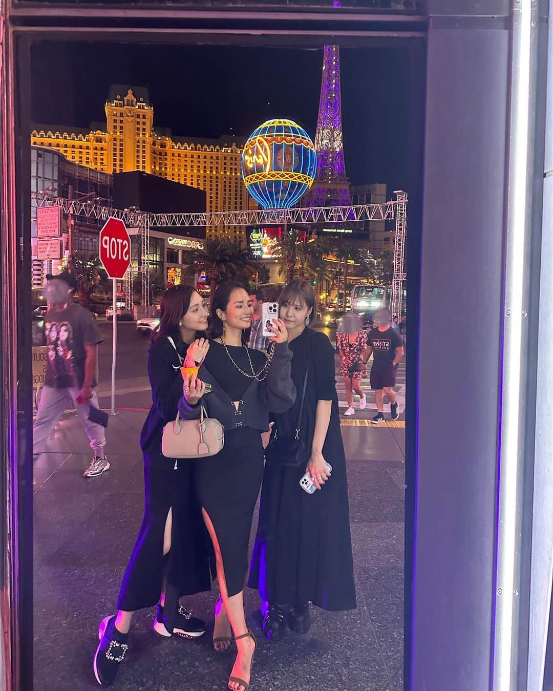 山賀琴子さんのインスタグラム写真 - (山賀琴子Instagram)「Las Vegas 🌃🗽🎡⛲️🎰  アメリカ旅行記① 初めてのラスベガス！ はんにゃ(私の姉)と、私の親友ナナ(大学の同級生)の3人で初海外旅行！ LAXでの入国審査で別室に連れて行かれてドキドキしたけど無事に入国できて安心しきって浮かれていたら、ラスベガスの観光中にナナがお財布をすられるという洗礼を受けた😇 やっぱり海外旅行はチャックの鞄に限るね。そうじゃない場合はしっかり胸の辺りで斜め掛けして、鞄の口部分を自分の方に向けて持とう！と反省会もしました🙏🏻 でも、「盗られたものは仕方ない！この旅を楽しもう！」っていうナナの気持ちの切り替えの速さにも救われて初日から最高に楽しかったよ✨  そんなこんなでただいま夜中の1時半。 歩き回ってたくさん笑って幸せな疲労感w  まだまだ楽しみが待ってるから、今日はしっかり寝るぞー😴  おやすみなさい🌙」10月5日 17時32分 - kotokoyamaga
