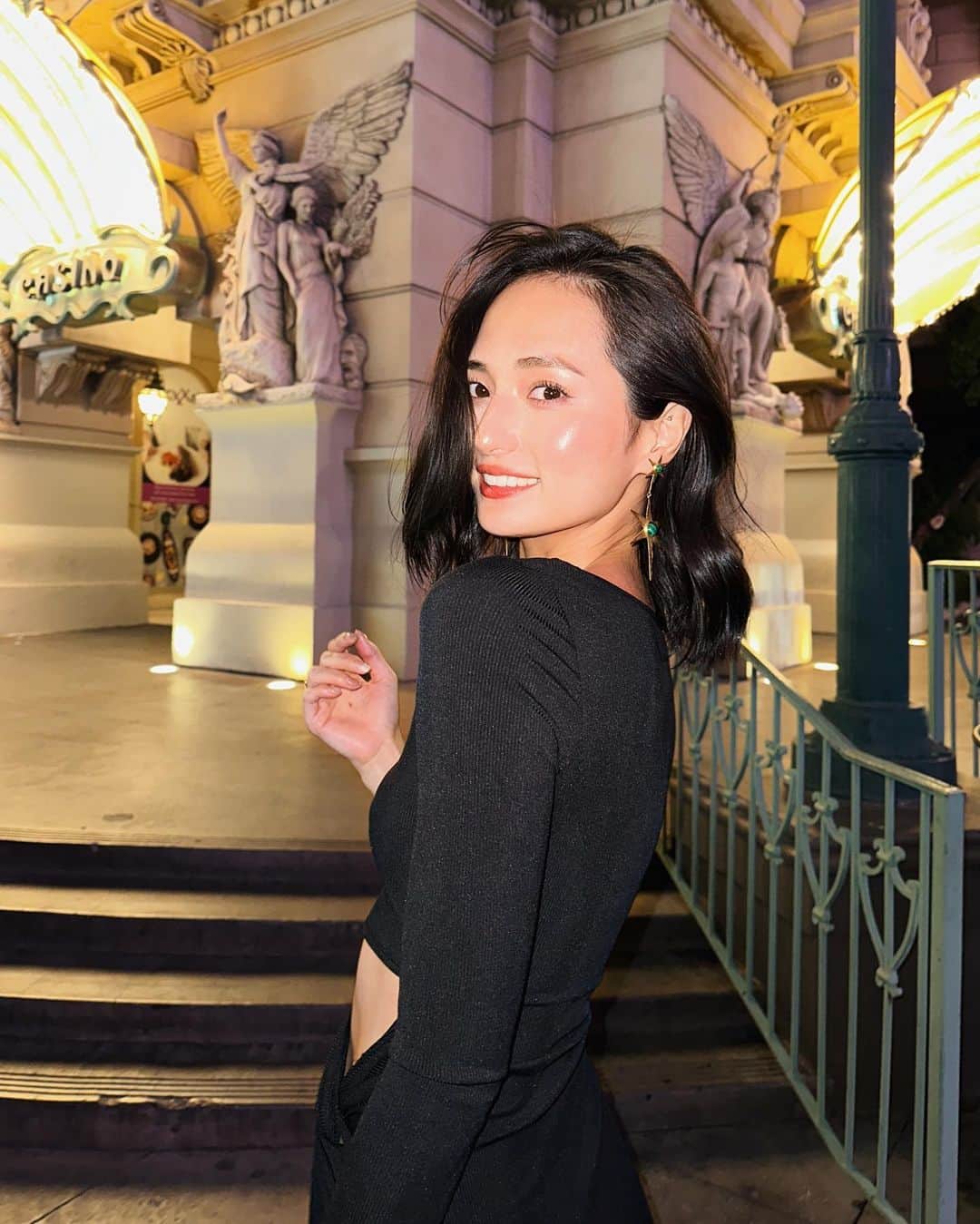 山賀琴子のインスタグラム：「Las Vegas 🌃🗽🎡⛲️🎰  アメリカ旅行記① 初めてのラスベガス！ はんにゃ(私の姉)と、私の親友ナナ(大学の同級生)の3人で初海外旅行！ LAXでの入国審査で別室に連れて行かれてドキドキしたけど無事に入国できて安心しきって浮かれていたら、ラスベガスの観光中にナナがお財布をすられるという洗礼を受けた😇 やっぱり海外旅行はチャックの鞄に限るね。そうじゃない場合はしっかり胸の辺りで斜め掛けして、鞄の口部分を自分の方に向けて持とう！と反省会もしました🙏🏻 でも、「盗られたものは仕方ない！この旅を楽しもう！」っていうナナの気持ちの切り替えの速さにも救われて初日から最高に楽しかったよ✨  そんなこんなでただいま夜中の1時半。 歩き回ってたくさん笑って幸せな疲労感w  まだまだ楽しみが待ってるから、今日はしっかり寝るぞー😴  おやすみなさい🌙」