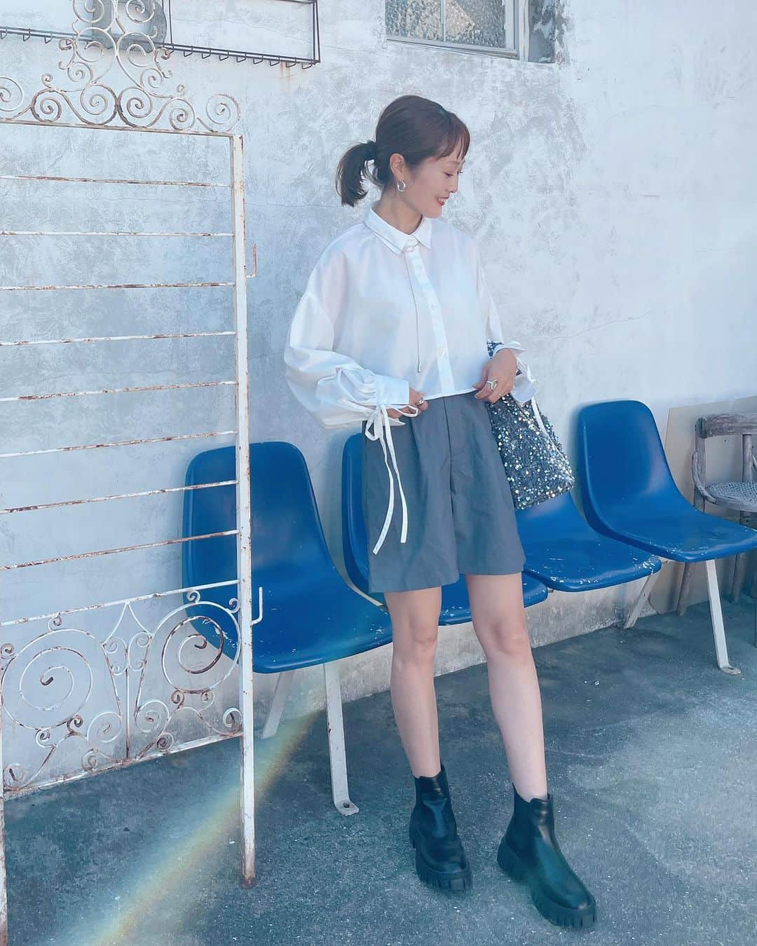 Kikuno Sayumiのインスタグラム：「いつかのコーデ この秋トレンドのスパンコールバッグ👜 プチプラで見つけたよ〜💡 ・ @shop_realstyle のもので、このサイズ感可愛すぎる♡ マチが広めやけん意外と物が入って、携帯、財布、鍵やリップとかを入れてた✨楽天ページに分かりやすい動画が載ってたから見てみてね😍 ・ 私はシルバーにしたよ！今楽天マラソンで通常3,410円(税込)→セール期間中2,700円(税込) 送料無料🎉お得に買えるからストーリーからチェックしてみてね✨ ・ tops @gravail @nachi_cooo  bottoms＆shoes @grl_official  ・ #PR#realstyle_code#ママコーデ #秋コーデ#スパンコールバッグ#プチプラコーデ#grl#グレイル」