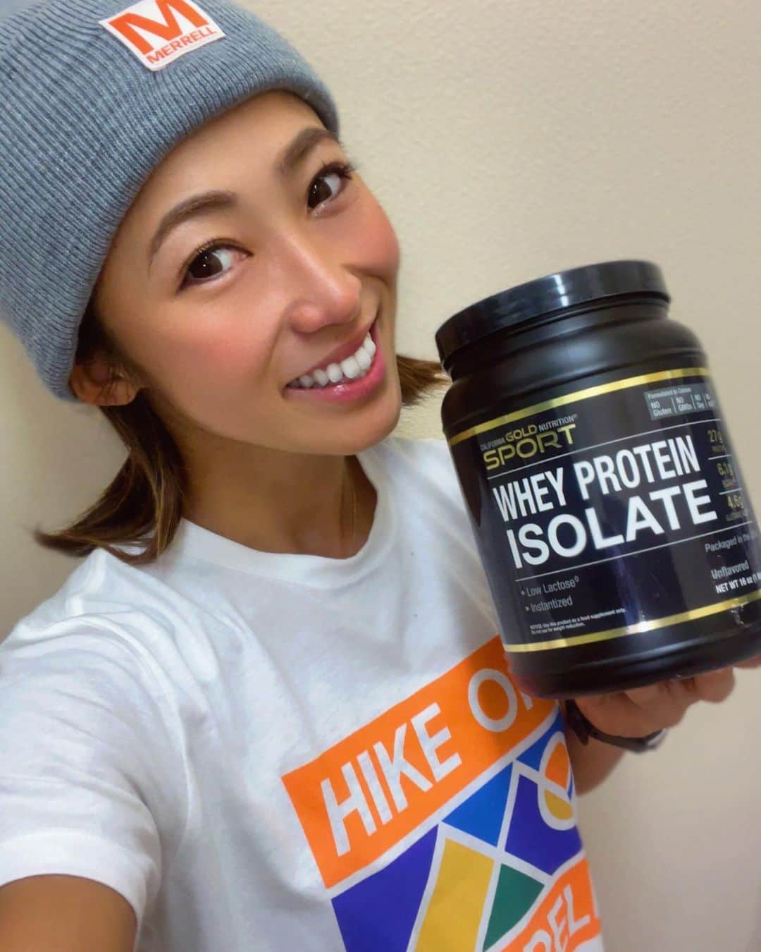 TOMOMIのインスタグラム：「先日のスパルタンレースでサポートしていただいたプロテイン California Gold Nutrition🥤✨ 実はこの子、iHerbのプライベートブランドなのです🙋‍♀️ @iherbjapanese @californiagoldnutrition  プロテイン最近飲んでなかったから 今回の出会いをきっかけにまた復活させよー！✨ って感じでカラダ意識高め中🙈❤️🧡💚💛笑  今なら🉐クーポンコード：CGNJP2023 入力すると 6,000円以上のお買い物で20%OFFになっちゃいます😆✨  クーポンコード利用可能期間 10/2(月)AM10:00-10/31(火)AM9:59 何度でも利用可能🙆‍♀️  ご興味ある方はぜひ！✨  #pr #iherb #カリフォルニアゴールドニュートリション　#CGNスパルタン #CaliforniaGoldNutrition」