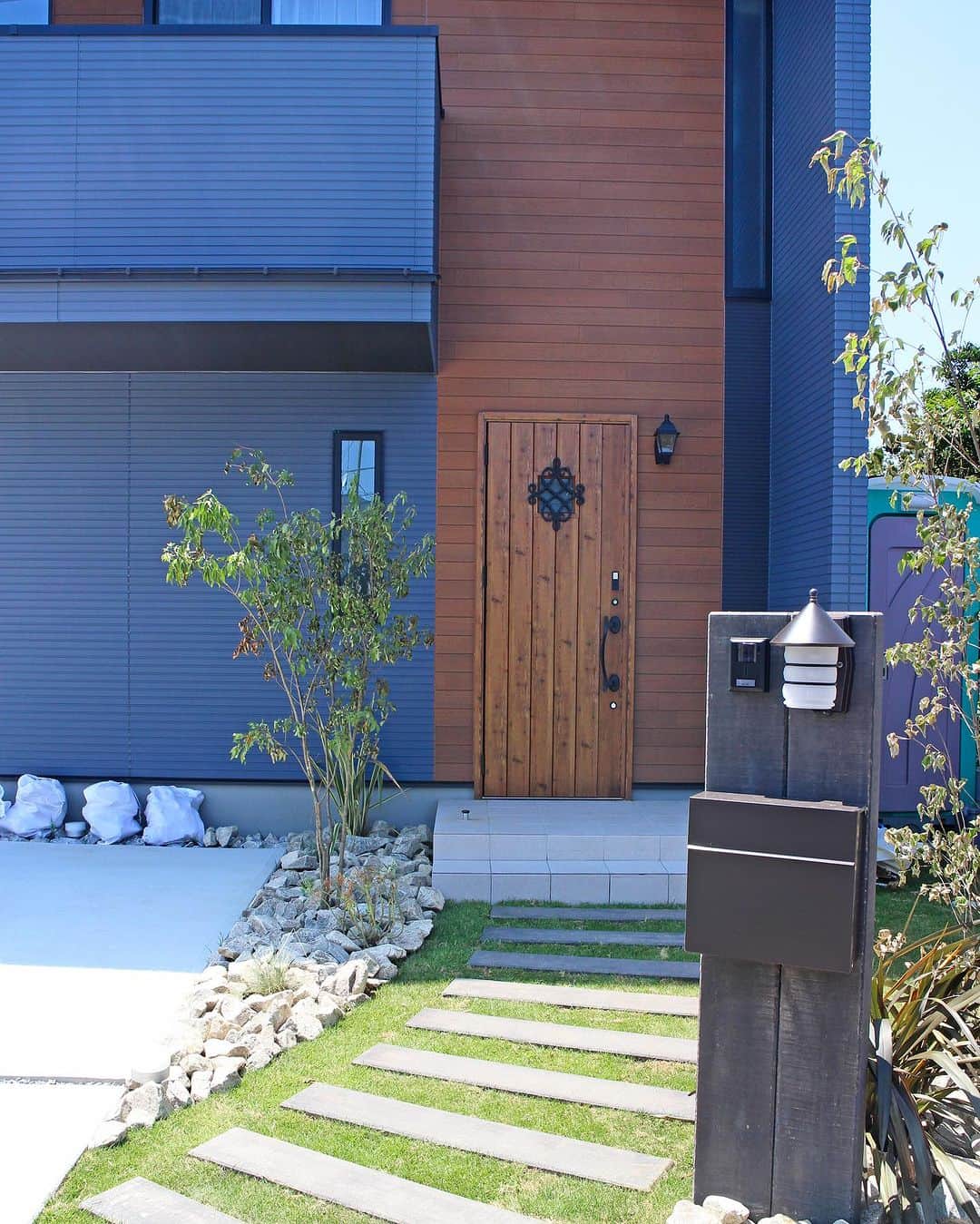 エステージ株式会社のインスタグラム：「🏠#マネしたくなる家づくり  ꔛ‬ アプローチいろいろꔛ‬ 玄関アプローチがお洒落だと、お家の第一印象がぐんとアップします🎵 ぜひお家づくりの参考にしてみて下さい😊  シリーズ■colho  イイネ♡保存励みになります✨ 気になることがありましたらお気軽にDM コメントまでどうぞ☺︎  \ 🅈🄾🅄🅃🅄🄱🄴やってます/ ☑ルームツアー ハイライトのリンクからぜひ！ ご視聴お待ちしております𓂃𓈒𓂂𓏸  モデルハウス来場予約・資料請求は ▶︎@estage_estage ⁡ プロフィールリンクHPよりお問い合わせください🎶 ⁡"" ┈┈┈┈┈┈┈┈┈┈┈┈┈┈┈┈┈┈┈┈┈ 🏠#マネしたくなる家づくり 千葉・茨城で家を建てるなら ＼ #エステージ ／ 毎週末モデルハウス見学会開催！🌿 ┈┈┈┈┈┈┈┈┈┈┈┈┈┈┈┈┈┈┈┈┈ モデルハウス来場予約・資料請求は ▶︎@estage_estage プロフィールリンクのHPよりお問い合わせください！ ┈┈┈┈┈┈┈┈┈┈┈┈┈┈┈┈┈┈┈┈┈ 🅈🄾🅄🅃🅄🄱🄴でルームツアー公開中  ハイライトのリンクからご視聴お待ちしてます🌿  #エステージ #estage #ESTAGE #estage_estage_sales #えすてーにゃ#マイホーム計画中の人と繋がりたい #千葉注文住宅 #千葉県#ハウスメーカー #注文住宅 #エステージ施工事例 #注文住宅新築 #四角い家 #インテリア #インテリアコーディネート #マイホーム作り #マイホーム #ローコスト住宅 #おしゃれな家 #モデルハウス #新築見学会#玄関#玄関アプローチ#庭#家づくり#家づくりアイディア#colho」