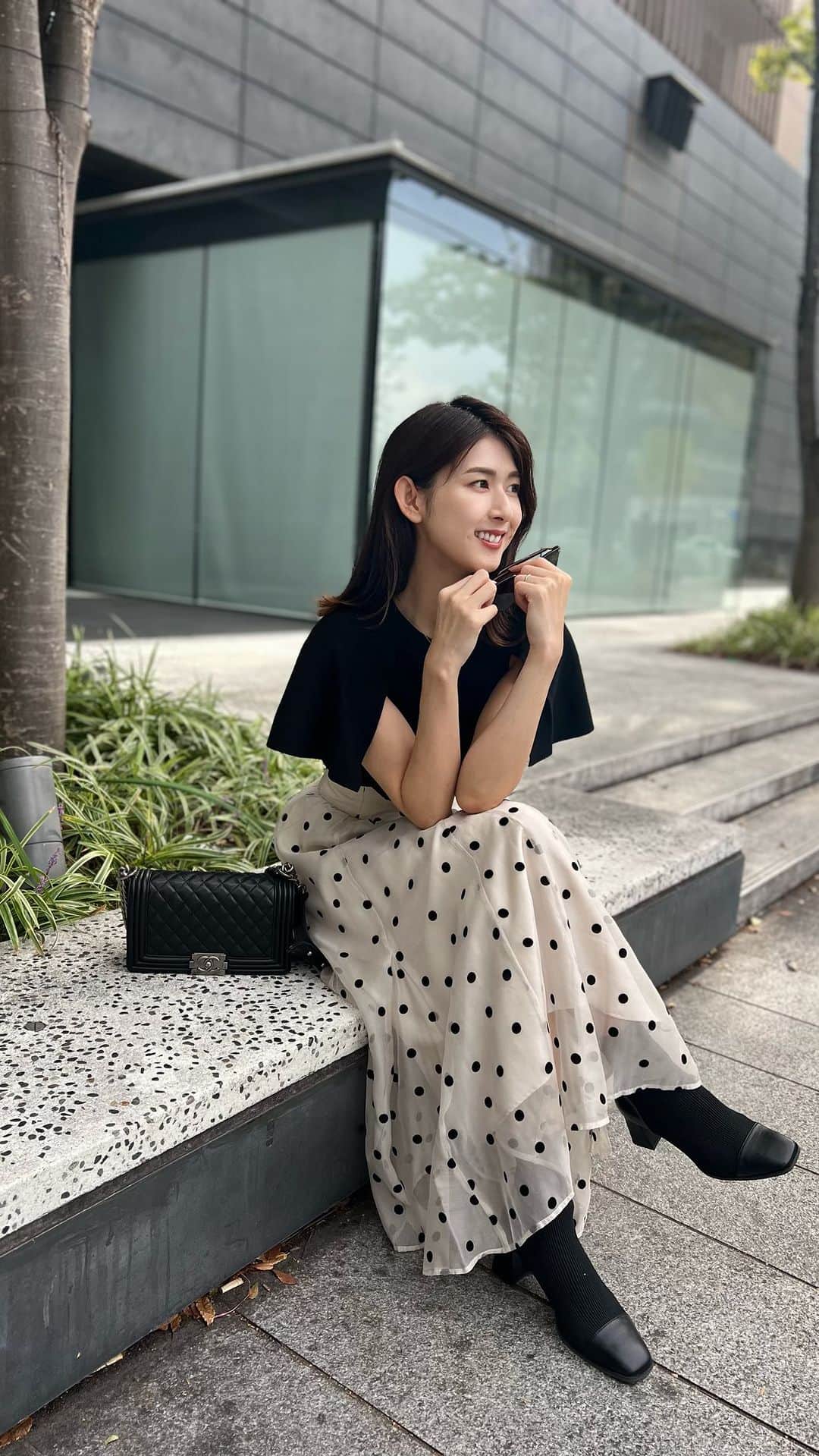 井上麻衣のインスタグラム：「好きなカラーの組み合わせ🤍🤍  パンツコーデも好きだけど スカートも好き☺️  tops @thebutter_official  skirt @apuweiser_official  sunglasses @tomford  bag @chanelofficial   . . . . #autumn#fashion#ootd  #mama#秋コーデ#秋ファッション #ママコーデ#ママファッション #4児の母#4児ママ#関西ママ #きれいめコーデ#きれいめファッション  #30代ファッション#30代コーデ  #長身女子 #長身コーデ」