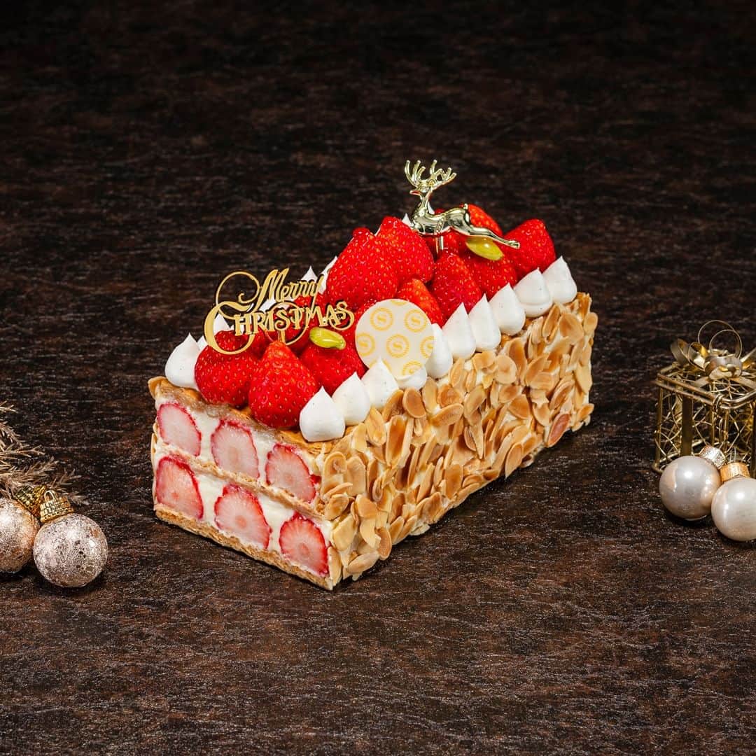 Sheraton Yokohamaさんのインスタグラム写真 - (Sheraton YokohamaInstagram)「🎂クリスマスケーキのご予約受付を開始しました🎄  色鮮やかな“あまおう”をたっぷりと使用した「極み　あまおうのクリスマスショートケーキ」や、栗の王様「利平栗」を惜しみなく使った「極み 利平栗モンブラン」、サクサクに焼き上げたパイ生地に、カスタードクリー ムとフレッシュな苺をたっぷりサンドした毎年大人気の「ナポレオン」など、クリスマスを彩る6種類のケーキをご用意いたします。  ■商品 ・極み　あまおうのクリスマスショートケーキ　￥15,000 ・極み　ブッシュドノエル　￥12,000 ・極み　利平栗モンブラン　￥13,000 ・チュアオ ショコラ　￥8,000 ・ナポレオン　￥7,800 ・クリスマスストロベリーショートケーキ　￥6,700  ■ご予約期間：2023/10/5(木)～12/10(日) ■お引渡期間：2023/12/15(金)～12/25(月)  ご予約、詳細はプロフィールのリンクの「最新情報はこちら」からどうぞ➡️ @sheratonyokohama   #横浜ベイシェラトン #横浜 #横浜ホテル #横浜駅 #横浜スイーツ #ホテルスイーツ  #クリスマス #クリスマスケーキ  #クリスマスケーキ予約 #クリスマススイーツ #ホテルケーキ #苺 #ホテルクリスマス #ホリデーシーズン #あまおう #クリスマスショートケーキ #利平栗 #モンブラン #利平栗モンブラン #ナポレオン #ナポレオンパイ #ブッシュドノエル #チュアオショコラ #sheratonyokohama #sheraton #yokohamahotel #yokohama  #christmascake #christmassweets #festive」10月5日 17時35分 - sheratonyokohama