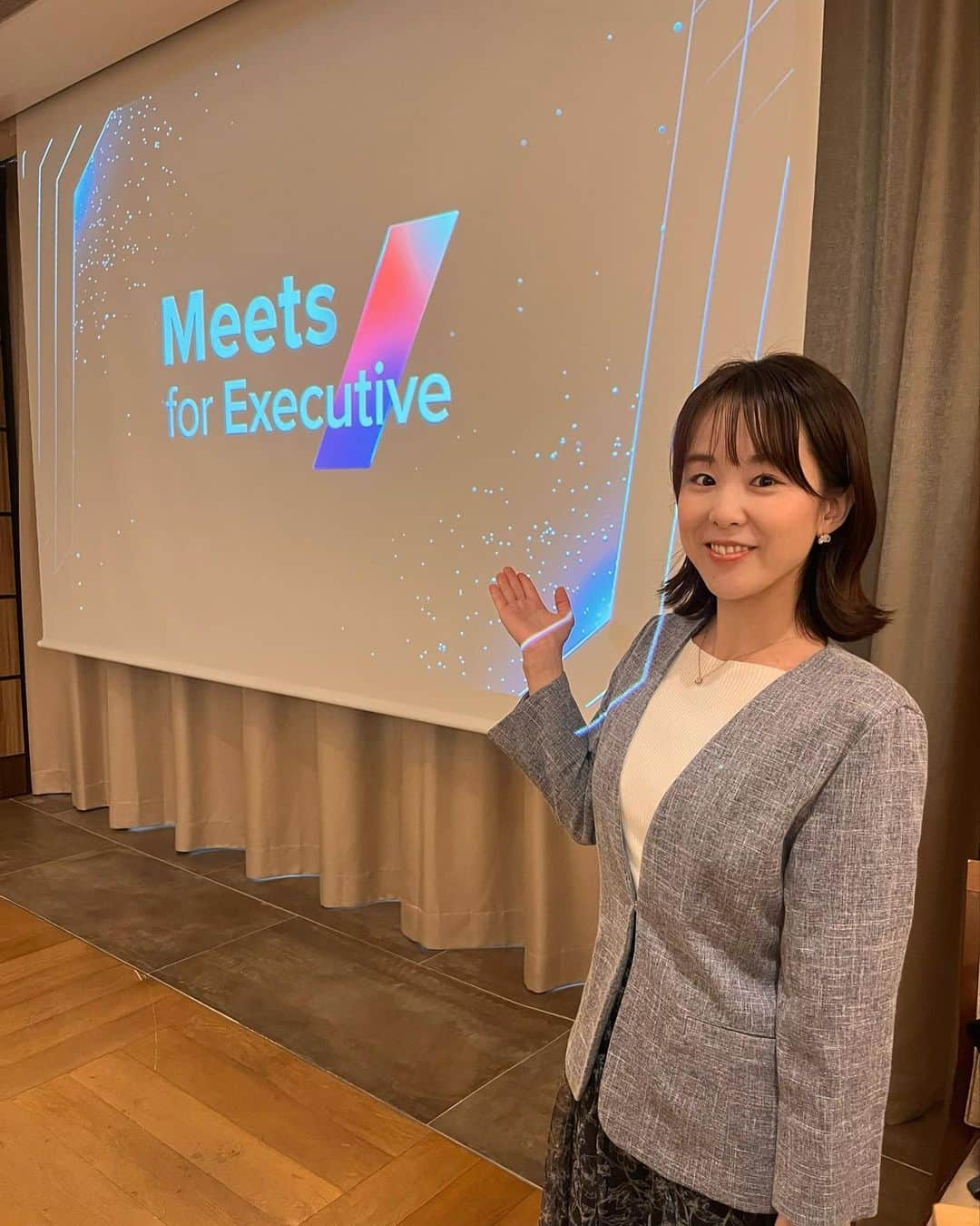 阿部真澄さんのインスタグラム写真 - (阿部真澄Instagram)「.  ビジネスイベント「Meets」の司会を担当しました！  朝雨だし気温は低いしで何を着て良いのかわからなくなり、ジャケットの上からカーディガンを羽織って出かけるというわけわからないコーディネートをしてしまいました😆 本当急に涼しくなりましたねー。  #Sansan #講演会 #司会 #司会者 #アナウンサー#フリーアナウンサー#ナレーター#キャスター」10月5日 17時36分 - abe_masumi