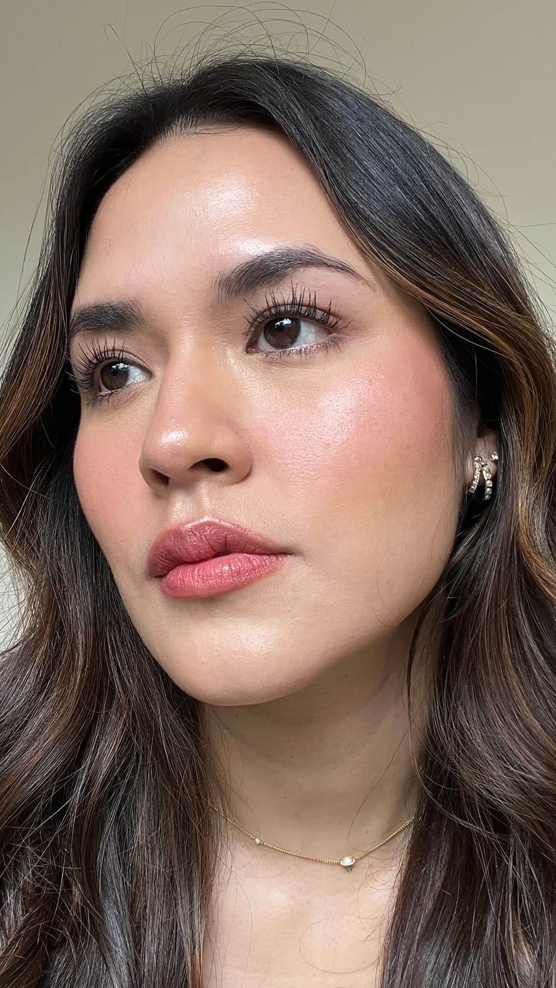 Raisa Andrianaのインスタグラム：「Step into the weekend vibes with our founder @raisa6690 as she guides us through her effortless GRWM routine for that bare-but-better look ✨  @raisa6690 wears:  The Daily Skin Drops in shade Light Medium Soft Cheek Color Drops in shade I’m in The Mood Lip Velvet Hydrating Balm in shade Gentle Light  Ready to slay this weekend? Drop a '💖' if you are!  (*)Psst.. exciting news! Our best selling Soft Cheek Color Drops in shade I'm in The Mood is finally back in stock, go get yours now! 🛍️  #LoveAtFirstDrop #RaineBeauty #ConsciousBeauty」