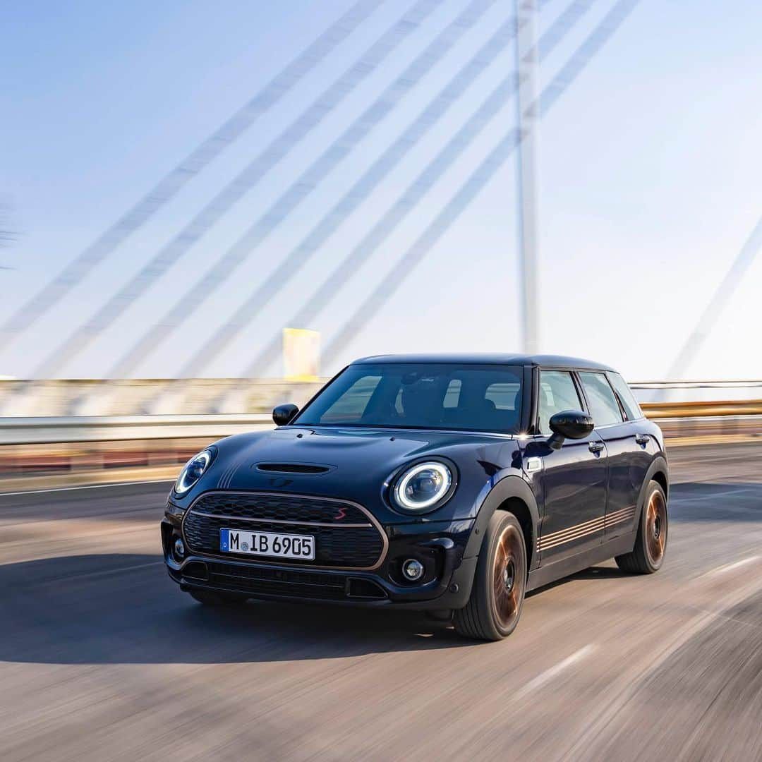 MINI Japanのインスタグラム：「美学は、色褪せない。  MINI Clubman Final Edition登場。   誕生以来、受け継がれてきた美学。 独創的なシルエットと他にはないデザインで、家族が心地よく過ごせる空間を創り上げてきた。 1969年の誕生以来、多くの人と心を紡ぎ、多くの人のパートナーとなった。 そしてMINI Clubmanの歴史のFINALを飾る、まさに集大成。   全国限定320台。  そこに息づく美学は、色褪せることなく輝きつづける。   MINI Clubman Final Edition特設ページはプロフィールのリンクから☝🏽  #MINIJapan #MINIClubman #MINIClubmanFinalEdition」