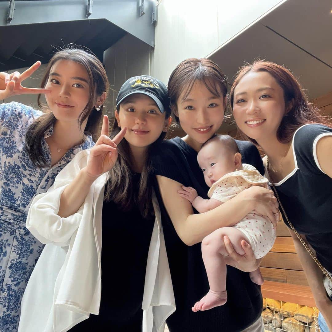 ひよんのインスタグラム：「👸👸👸👸👸  このまえ❤️ 5人で女子会🥰✨ 早くボンボンも一緒に女子会したいな〜😘 癒し時間ありがとう❤️  #ひよん #二子玉川カフェ #二子玉ランチ」