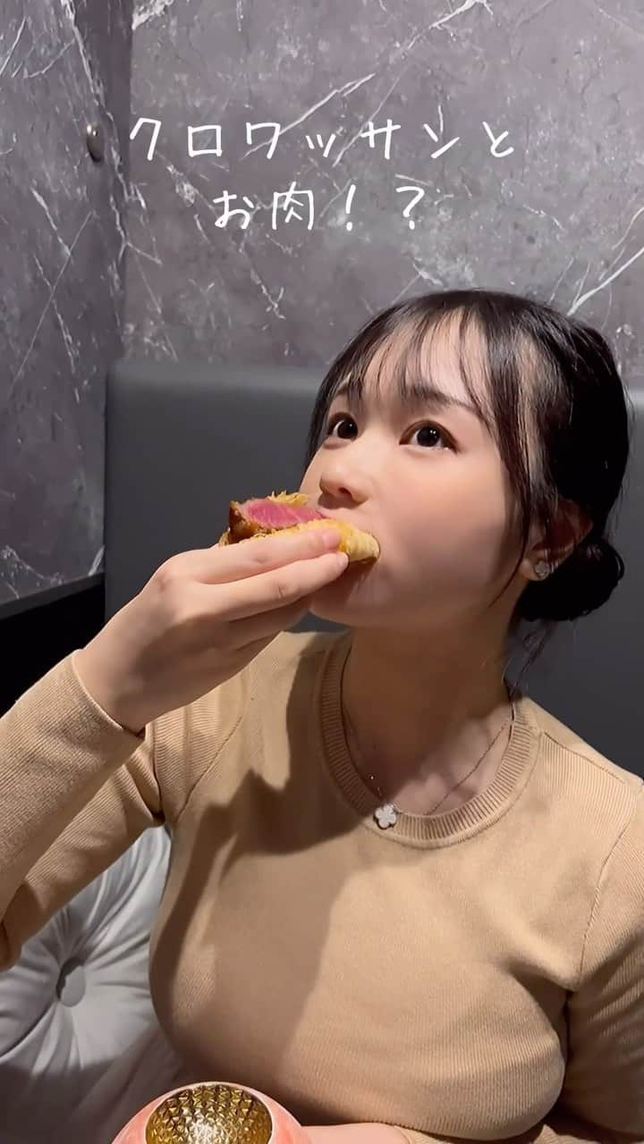 茜さやのインスタグラム：「🍖お肉ちゃんレポート🍖  先日ビジュアルから気になっていたお店へ行ってきた…！ 全てのお肉が信じられないほど美味しくてびっくり…。  お肉以外の土瓶蒸しや箸休め、その他諸々のレベルも高い！  メインのクロワッサン🥐で挟んだ お肉はもう最高としか言いようがないし毎日食べたいくらい美味しい…！  新感覚過ぎて感動すること間違い無しなので是非みんな行ってみてほしい🥲💕  いつも見てくれてありがとう〜！！ 美味しいとなんか変顔みたいになるの治したい🥺笑  PR @ushinikanabou_azabujuban #牛に金棒 #創作焼肉 #麻布十番焼肉 #麻布十番ディナー #ヒレワッサン #麻布十番グルメ #麻布十番デート #ヒレカツサンド　#お肉ちゃんレポート」