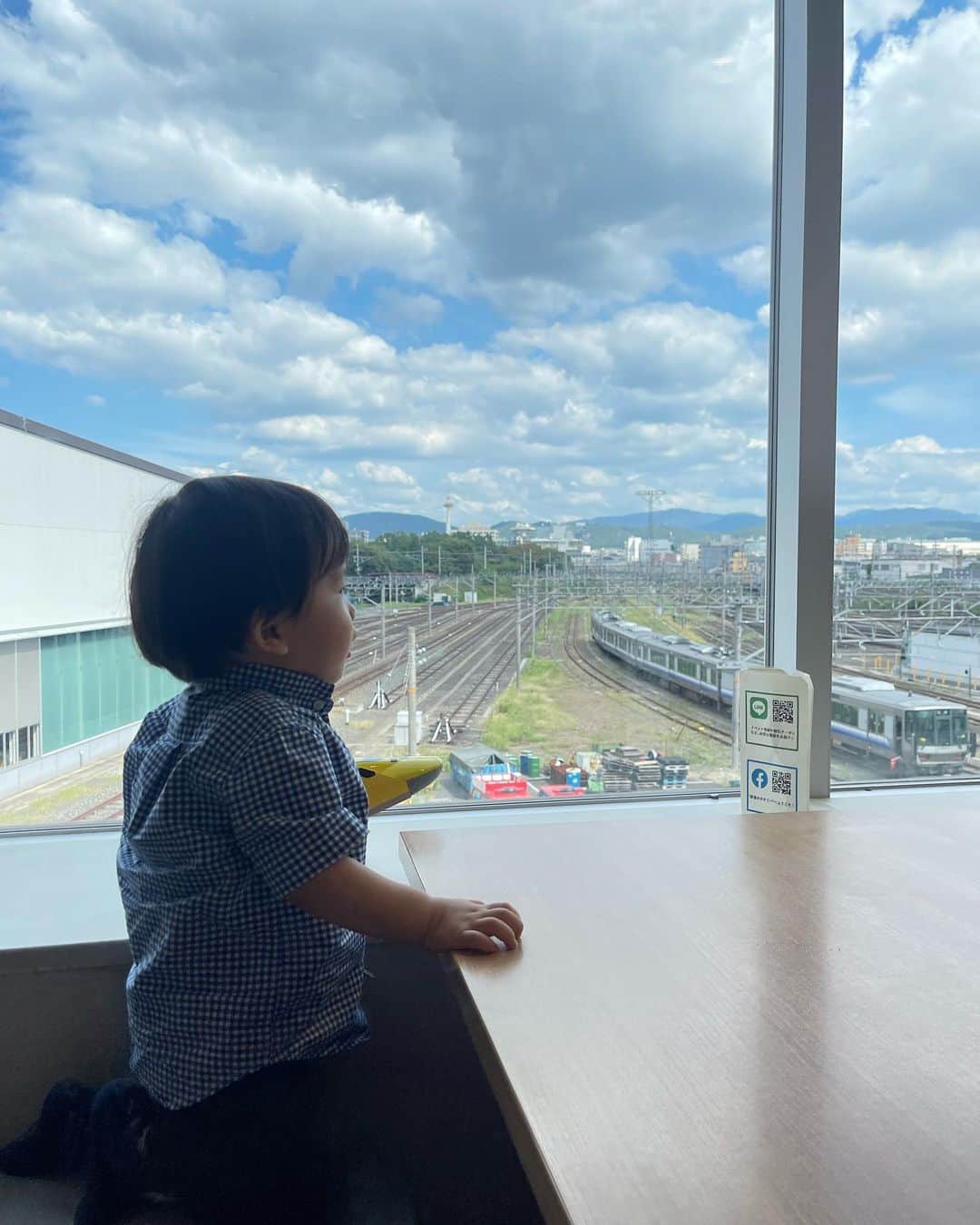 田中響子のインスタグラム：「息子2歳のお誕生日当日は 京都鉄道博物館へ。 今回の旅の目的はこちらでした🚃  2階にあるレストランからは 新幹線や京都線、嵯峨野山陰線など 色んな電車の線路が見えて 窓から離れたがらなかった🚅笑  息子は外にある駅弁屋さんで買った ドクターイエローのお弁当。 (このお弁当は埼玉の鉄博でも買えるはず) 私はドクターイエローのハヤシライスを。  走っている本物のSLにも乗れて大満足！ 楽しんでくれて良かったです♡」