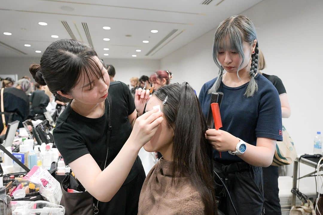 福岡ベルエポック美容専門学校さんのインスタグラム写真 - (福岡ベルエポック美容専門学校Instagram)「【Rakuten Fashion Week TOKYO】 ⁡ 在学中から本物の現場で プロと一緒に仕事をする「業界コラボ」！！ ⁡ 先日、東京でおこなわれた 「Rakuten Fashion Week TOKYO」にて ベルグループ4校の学生たちが モデルさんのヘアメイクを担当しました💄✨ ⁡ 福岡ベルからは 美容師科1年生とヘアメイク科2年生が 参加させていただきました！ ⁡ 「Rakuten Fashion Week TOKYO」とは、 世界の都市で開催されているファッションの祭典のことで このファッションショーや 展示会で発表される最新コレクションから 次のシーズンのトレンドが生まれています😳 ⁡ 日本国内はもちろん、 海外からも注目されている現場に 学生のうちから参加させていただき グローバルな視点でヘアメイクに取り組み、 とても貴重な経験をさせていただきました✨  #rakutenfashionweektokyo #福岡ベル #福岡ベルエポック美容専門学校 #ベルエポック美容専門学校 #美容専門学校 #美容学生 #ヘアメイク #ヘアメイクアーティスト #美容師 #ヘアアレンジ #メイク #ファッション #ファッションショー #美容 #コスメ #福岡 #fukuoka #天神 #博多 #06 #07 #jk」10月5日 17時46分 - fukuoka_belle