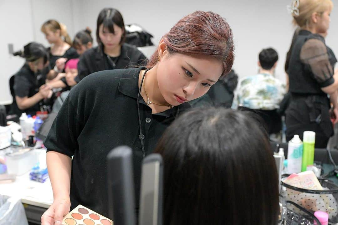 福岡ベルエポック美容専門学校さんのインスタグラム写真 - (福岡ベルエポック美容専門学校Instagram)「【Rakuten Fashion Week TOKYO】 ⁡ 在学中から本物の現場で プロと一緒に仕事をする「業界コラボ」！！ ⁡ 先日、東京でおこなわれた 「Rakuten Fashion Week TOKYO」にて ベルグループ4校の学生たちが モデルさんのヘアメイクを担当しました💄✨ ⁡ 福岡ベルからは 美容師科1年生とヘアメイク科2年生が 参加させていただきました！ ⁡ 「Rakuten Fashion Week TOKYO」とは、 世界の都市で開催されているファッションの祭典のことで このファッションショーや 展示会で発表される最新コレクションから 次のシーズンのトレンドが生まれています😳 ⁡ 日本国内はもちろん、 海外からも注目されている現場に 学生のうちから参加させていただき グローバルな視点でヘアメイクに取り組み、 とても貴重な経験をさせていただきました✨  #rakutenfashionweektokyo #福岡ベル #福岡ベルエポック美容専門学校 #ベルエポック美容専門学校 #美容専門学校 #美容学生 #ヘアメイク #ヘアメイクアーティスト #美容師 #ヘアアレンジ #メイク #ファッション #ファッションショー #美容 #コスメ #福岡 #fukuoka #天神 #博多 #06 #07 #jk」10月5日 17時46分 - fukuoka_belle