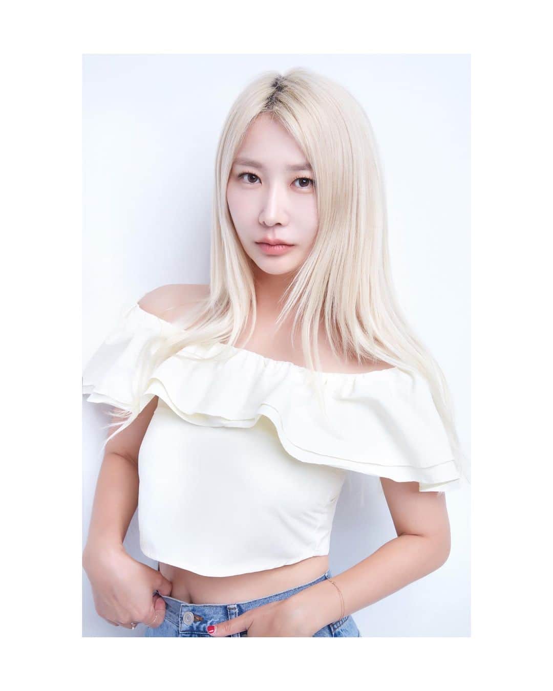 ジェアのインスタグラム：「못 고르겠 잖아요 황작가님 🖤  📸  @basemina  👗  @stylist_lhr  💄  @yyyezzy_   💇‍♀️ @doheeeee_」