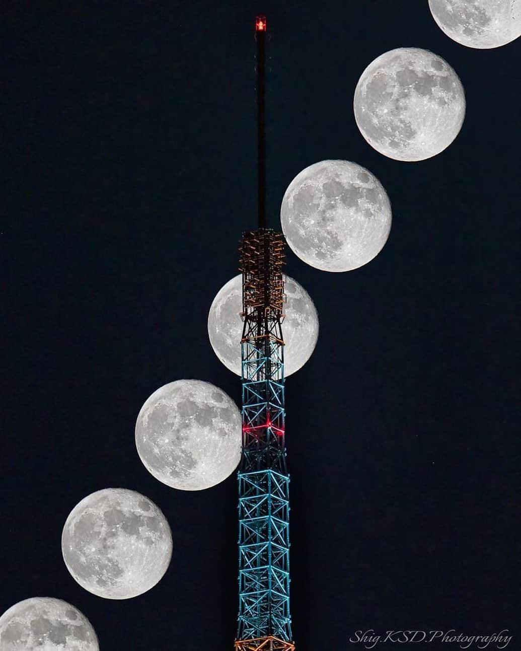 東京タワーさんのインスタグラム写真 - (東京タワーInstagram)「. 先日、十六夜月の夜🌕に 撮影されたこちらのお写真。   丸いお月様が画角の左下から、 右上まで美しく直線を描き、   真ん中のお月様は 綺麗に東京タワーと 重なっていますね。   本日は、Your Tokyo Tower🗼から @shige_6dmark2さんのお写真をご紹介。   珍しいインターバル撮影での素敵なお写真、 ありがとうございました😊  --------------------------------  【 お知らせ 】  ■ Your Tokyo Tower 🗼  # your_tokyotowerで あなたの東京タワーをリポスト！  @tokyotower_official の タグ付けをしてくれると見つけやすいよ！  皆様からの投稿 どしどしお待ちしております！  ■ 公式LINE  東京タワー公式LINEでは 東京タワーのイベント情報を お届けしています！  詳細はプロフィールにあるリンクから↓ @tokyotower_official  --------------------------------  #東京タワー #東京タワー🗼  #tokyotower  #tokyotower🗼  #月 #お月様 #moon」10月5日 17時56分 - tokyotower_official