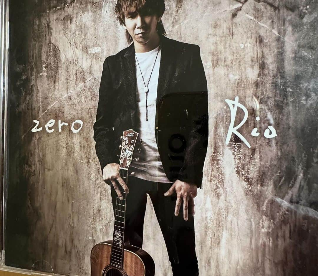 島津健太郎のインスタグラム：「先日、友達のRioがメジャーデビューアルバム『zero』を引っ提げて来店してくれた。 『紹介したい人がおるんよ。いま向かってるんで、もうちょっとしたら着くから』 誰やろ?役者かな？と思いながら待つ事約1時間…  不意にドアが開いたと思った⁉︎ うぉーい！ 香西かおりさんやないかいっ！！！  その日は終始デレデレの俺でした🤣  #Rio #香西かおり #zero #もうこはん」