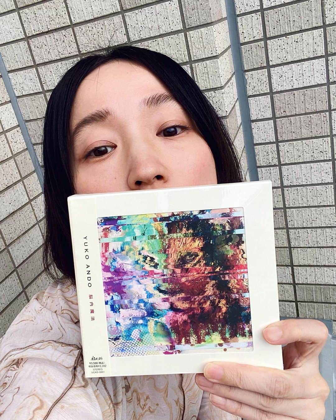 安藤裕子のインスタグラム：「帰りにCDのサンプルをもらったのでアホほど写真を撮りました💆  アルバム完成を実感です！ 暇な方ご覧ください  10／11リリースです！  #小弥太と脳内魔法 #青空と脳内魔法」