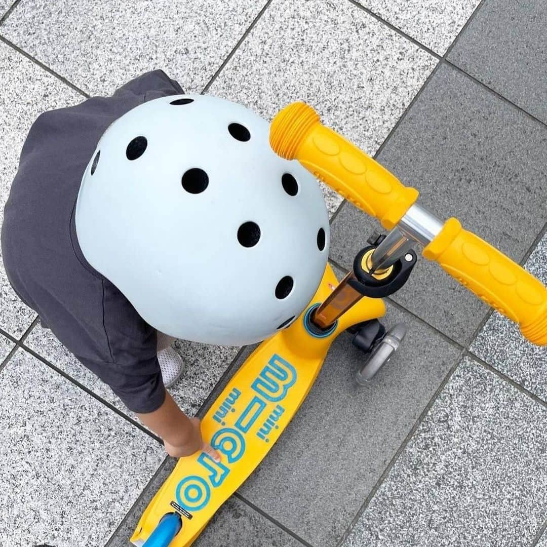 microscooters_japanのインスタグラム：「楽天で購入したお客様の口コミです。 （写真は参考用です）  ■レビュー評価 ★★★★★ (星5)  ■レビュータイトル イエローを買いましたよ！  ■レビュー本文 2歳の息子の誕生日プレゼントに購入しました。立ち乗り自転車と悩んだのですが、本人は跨いで乗るものではなく、立って滑るものが好きなようで、キックボードのマイクロで即決でした。イエローを買いましたが、めちゃくちゃカッコいいです。父用にも買いたくなっています（笑） Rakuten Reviewでは、@microscooters_japan マイクロスクーターのカスタマーレビューをご覧いただけます。 マイクロスクーター＃マイクロミニ＃2歳＃3歳＃誕生日プレゼント＃プレゼント＃キックボード＃キックスクーター＃成長記録＃子育て」