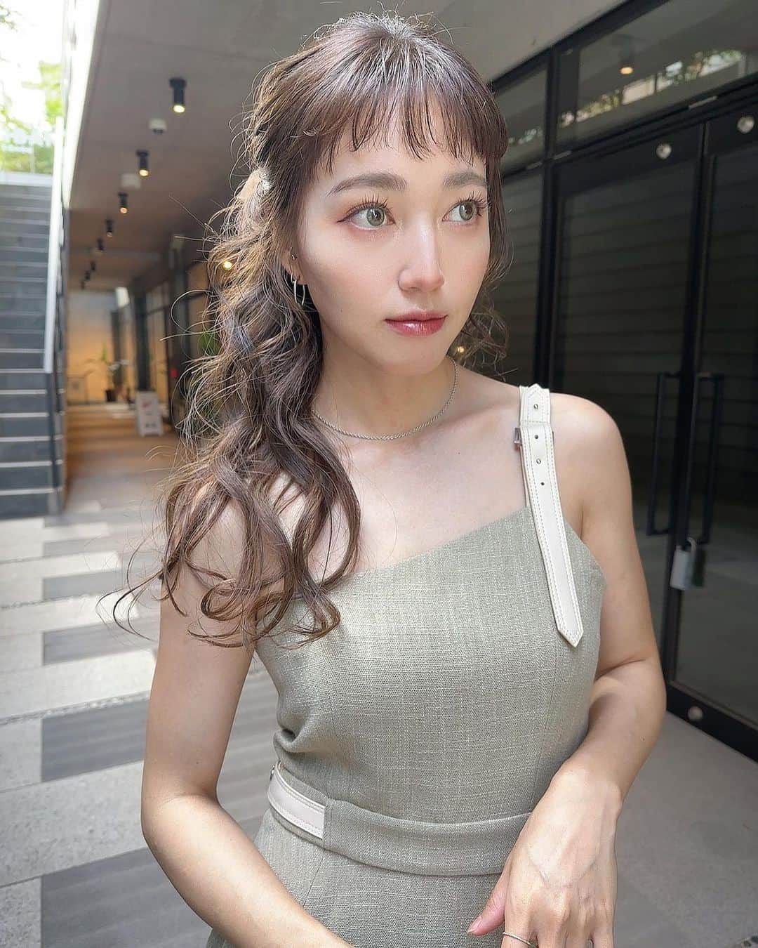 阿島ゆめのインスタグラム：「🌹 . . 結婚式ヘアアレンジ第三弾 これで最後ー！ . 肌荒れが続いてたのでまたまた ダウンスタイル🫧 くるくるで、はい、かわいい。 髪色落ちて少し明るくなってたので 髪色にあったリボン使ってもらった🫶🏻 . ドレスもそれに合わせて すこし淡い色を選んでみました カラコンの色にもぴったり〜 密かにカラコンにハマってます。 個人的にこの日まつ毛がとっても 上手にできてお気に入り。 @wonjungyo_official_jp  のマスカラが天才的です。 おめめがぱちくりになります . @ayagassen  ありがとうー💜💜💜 #結婚式ヘアアレンジ」